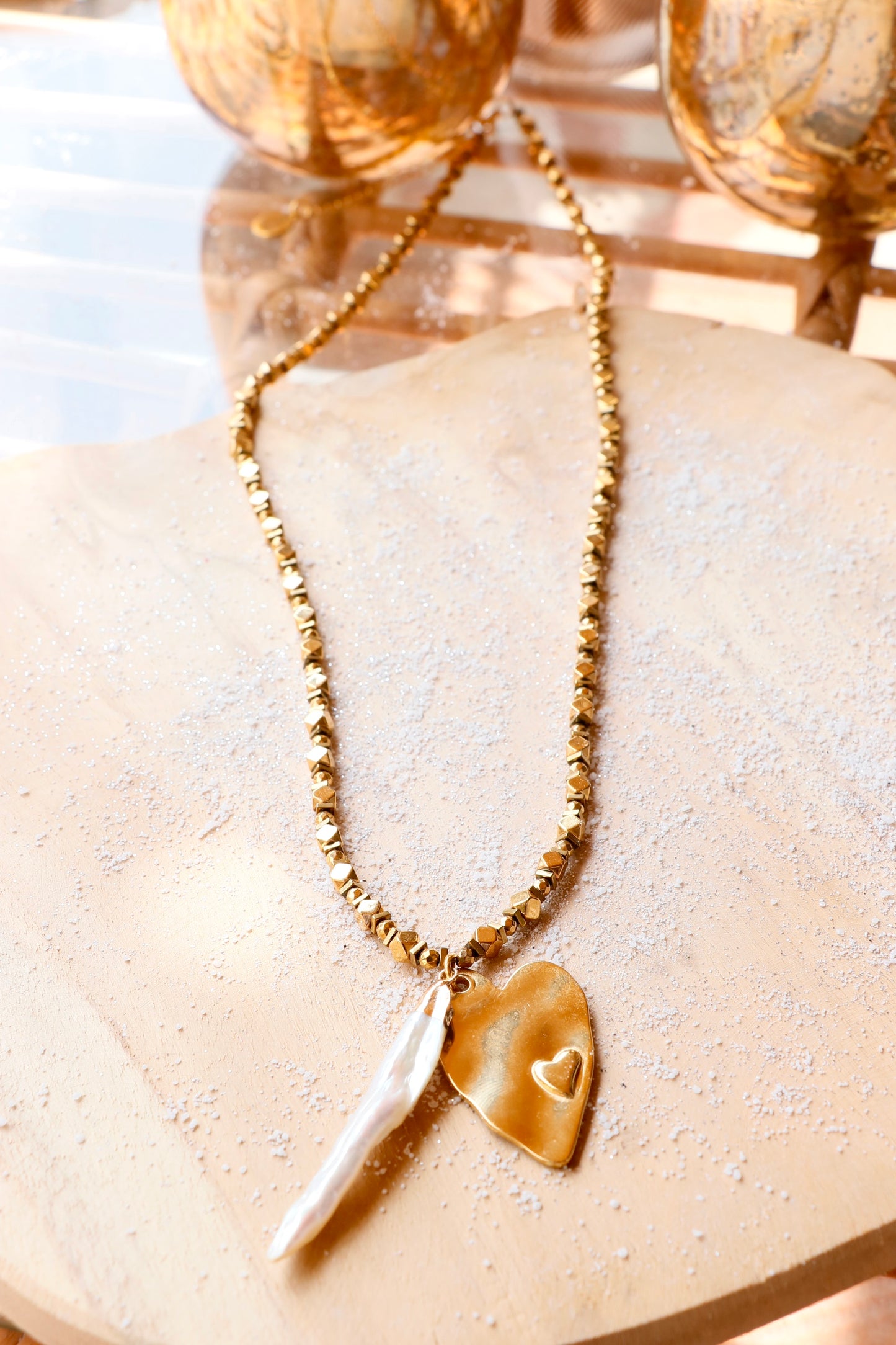 Collier pendentif cœur & perle orient blanc DHĀRAṆĀ stabilité et ancrage émotionnel en hématite plaquée or