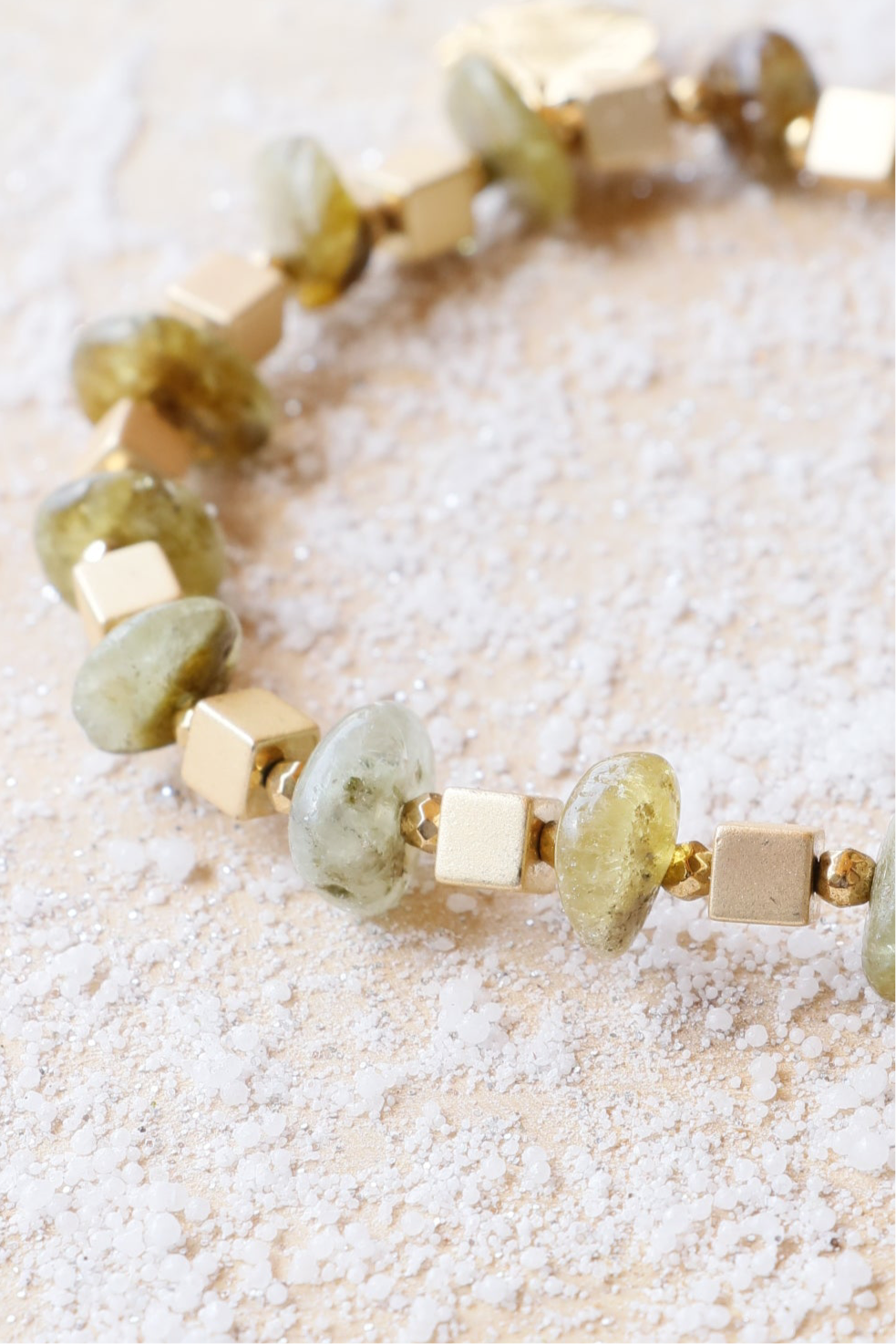 Bracelet positive énergie UTTHANA | pendentif scarabée - Renouveau & Équilibre Émotionnel en grenat vert
