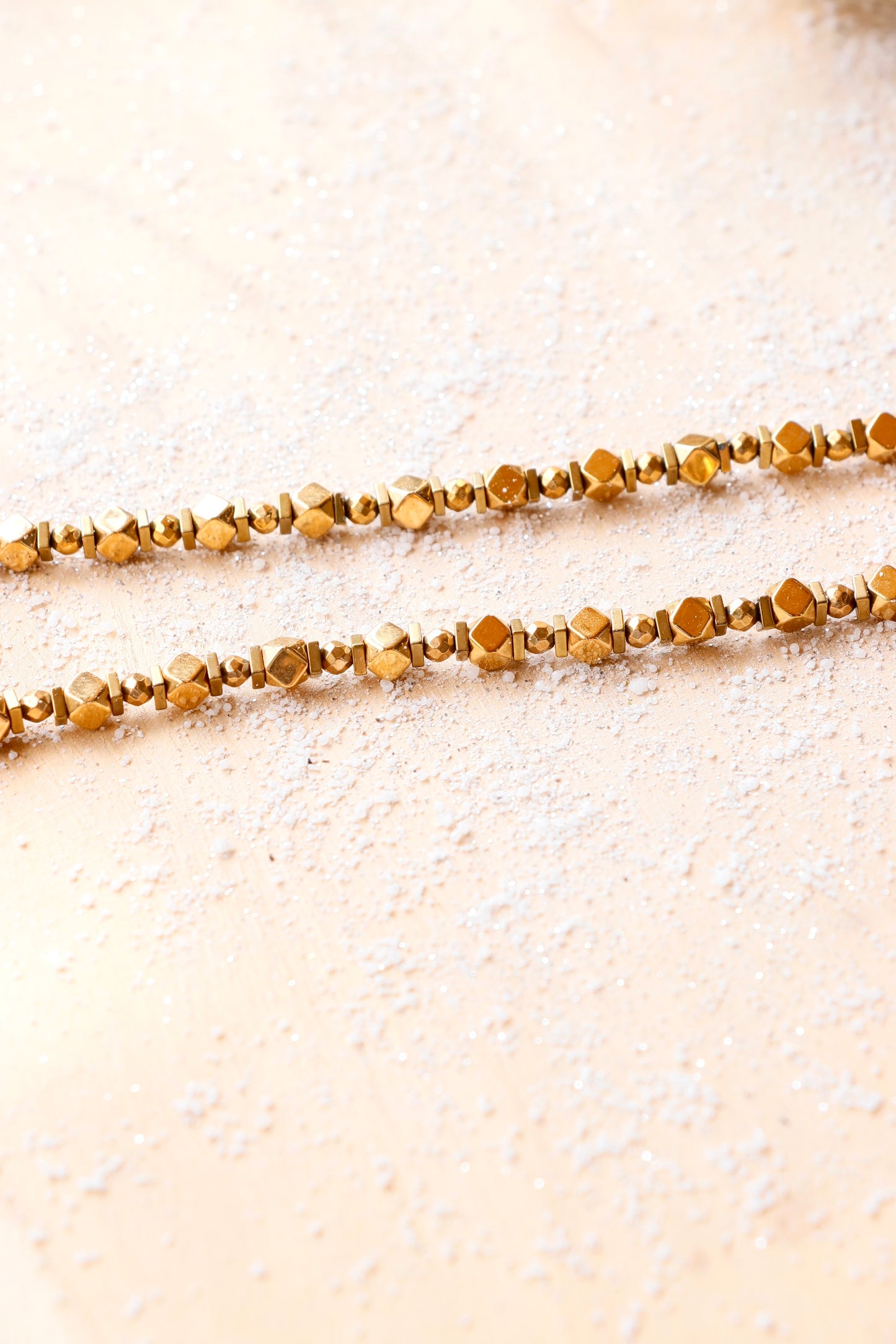 Collier pendentif cœur & perle orient blanc DHĀRAṆĀ stabilité et ancrage émotionnel en hématite plaquée or