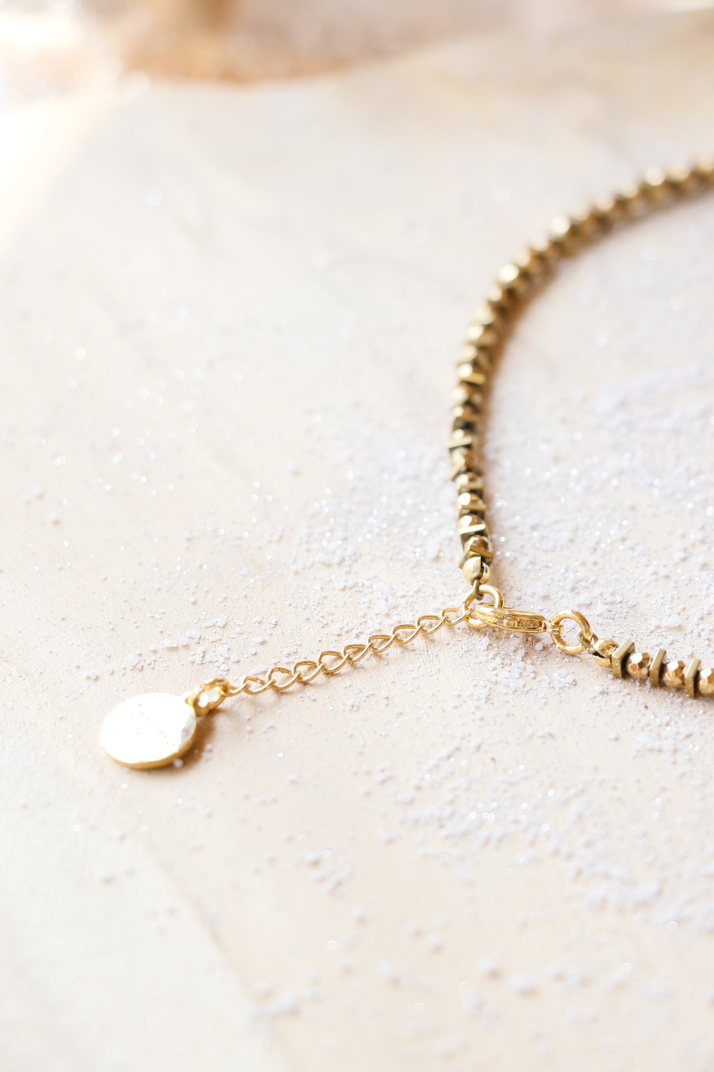 Collier pendentif cœur & perle orient blanc DHĀRAṆĀ stabilité et ancrage émotionnel en hématite plaquée or