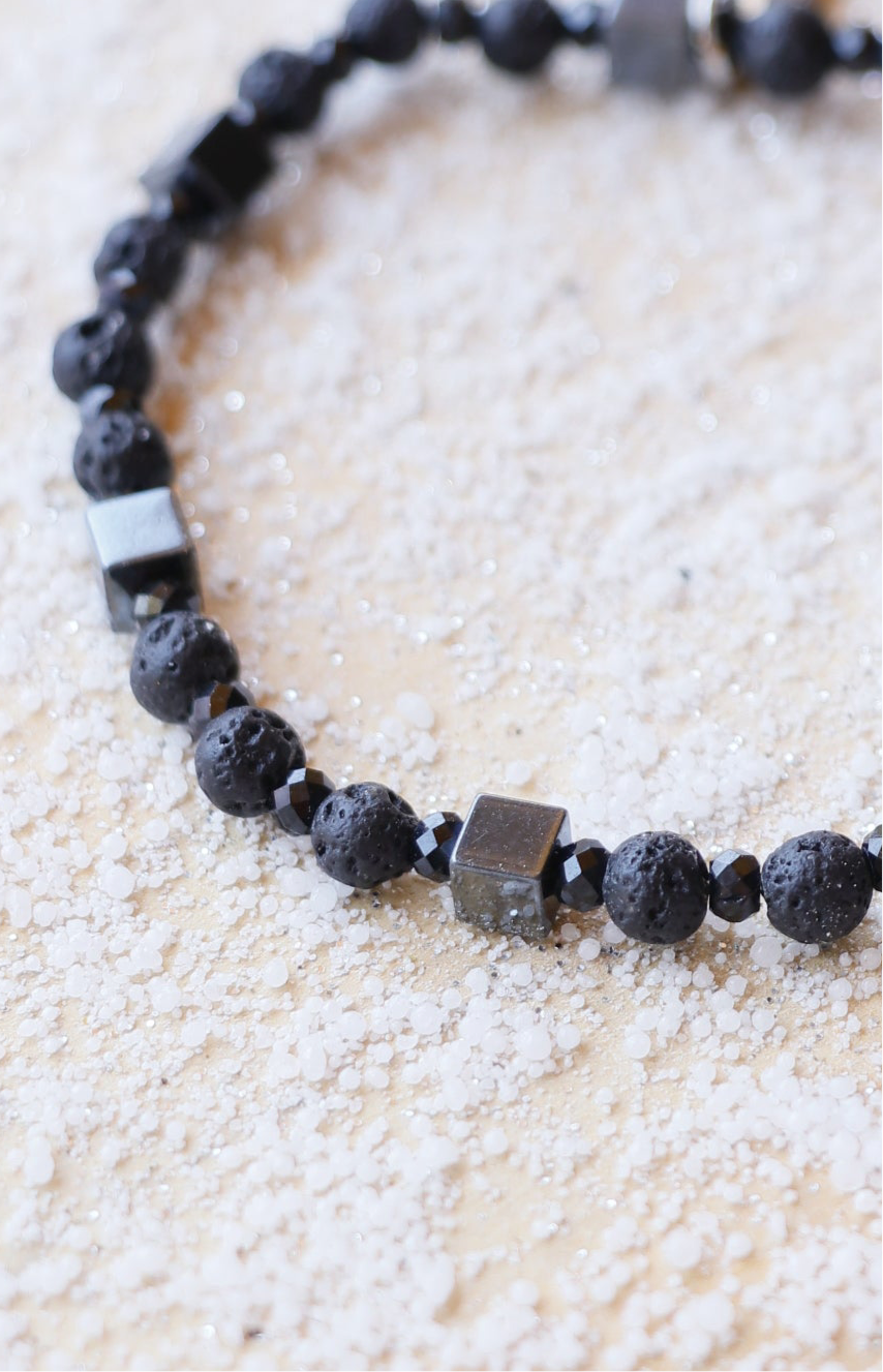 Bracelet KĀLA en Pierre de Lave & Hématite – Stabilité, courage & ancrage vital