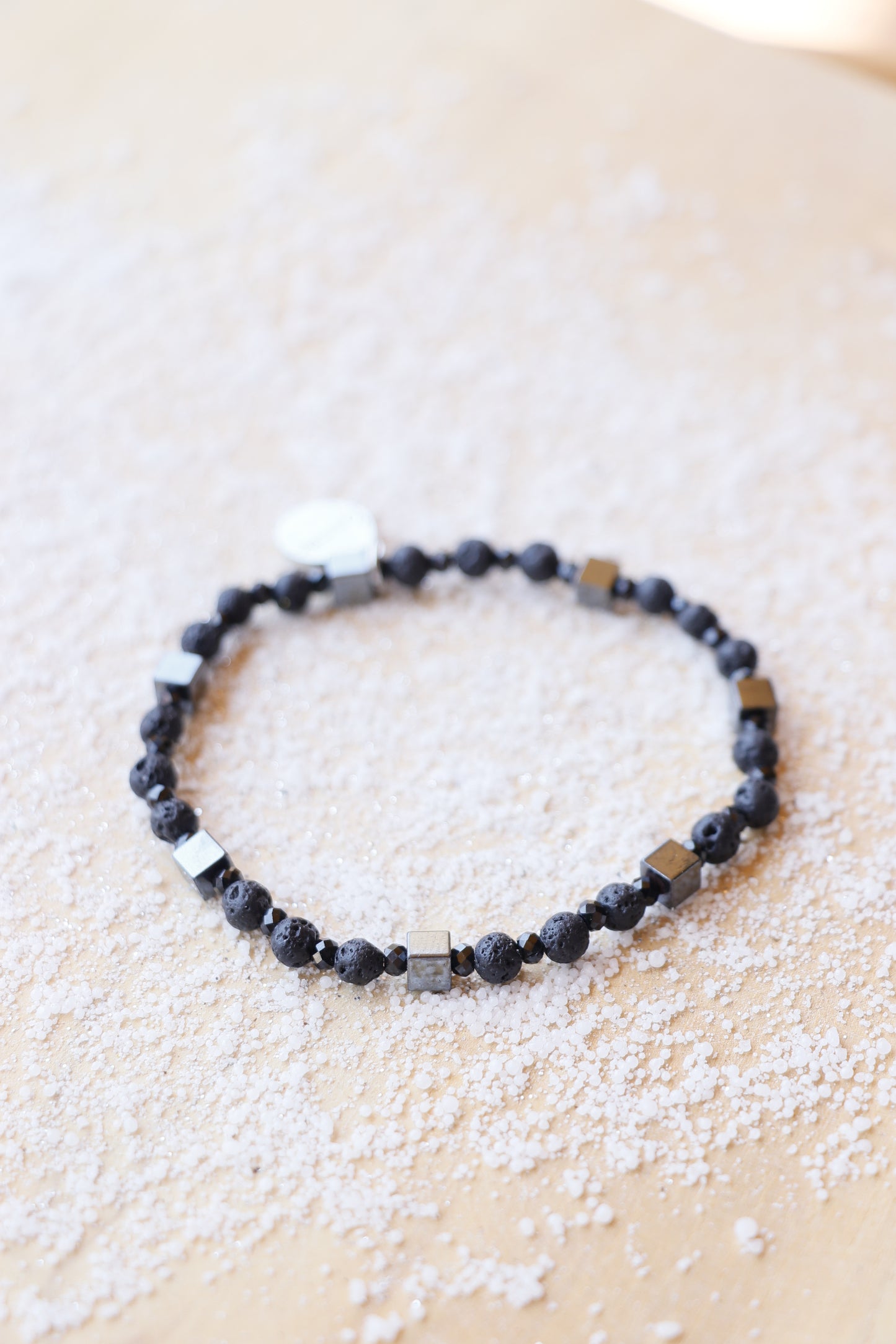 Bracelet KĀLA en Pierre de Lave & Hématite – Stabilité, courage & ancrage vital