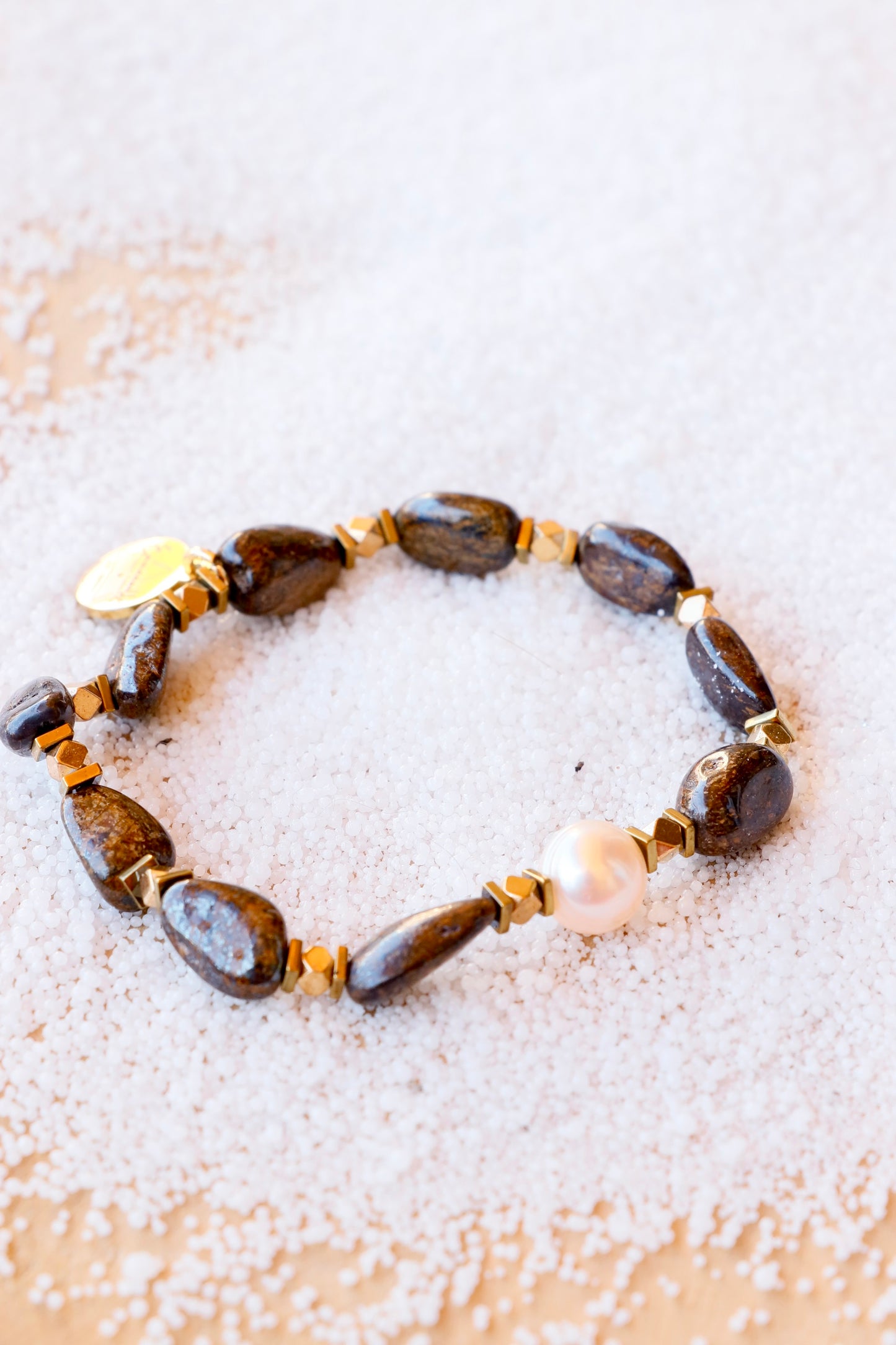 Bracelet SADHANA perle de culture orient blanc – Protection & Stabilité en Bronzite