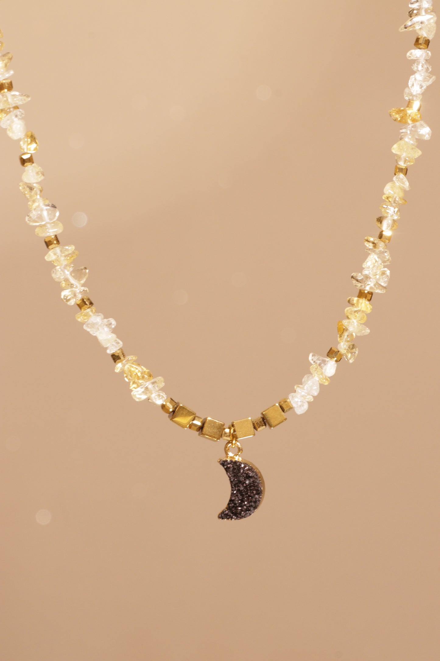 Collier Tour de cou pendentif Lune noire LAKSHMI Abondance & Énergie Positive en Citrine