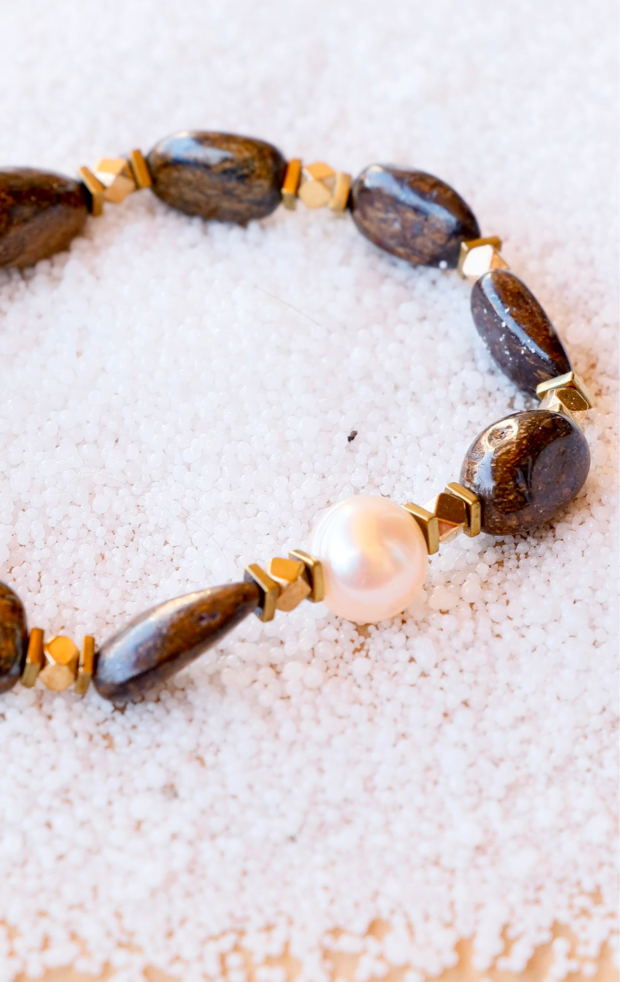 Bracelet SADHANA perle de culture orient blanc – Protection & Stabilité en Bronzite