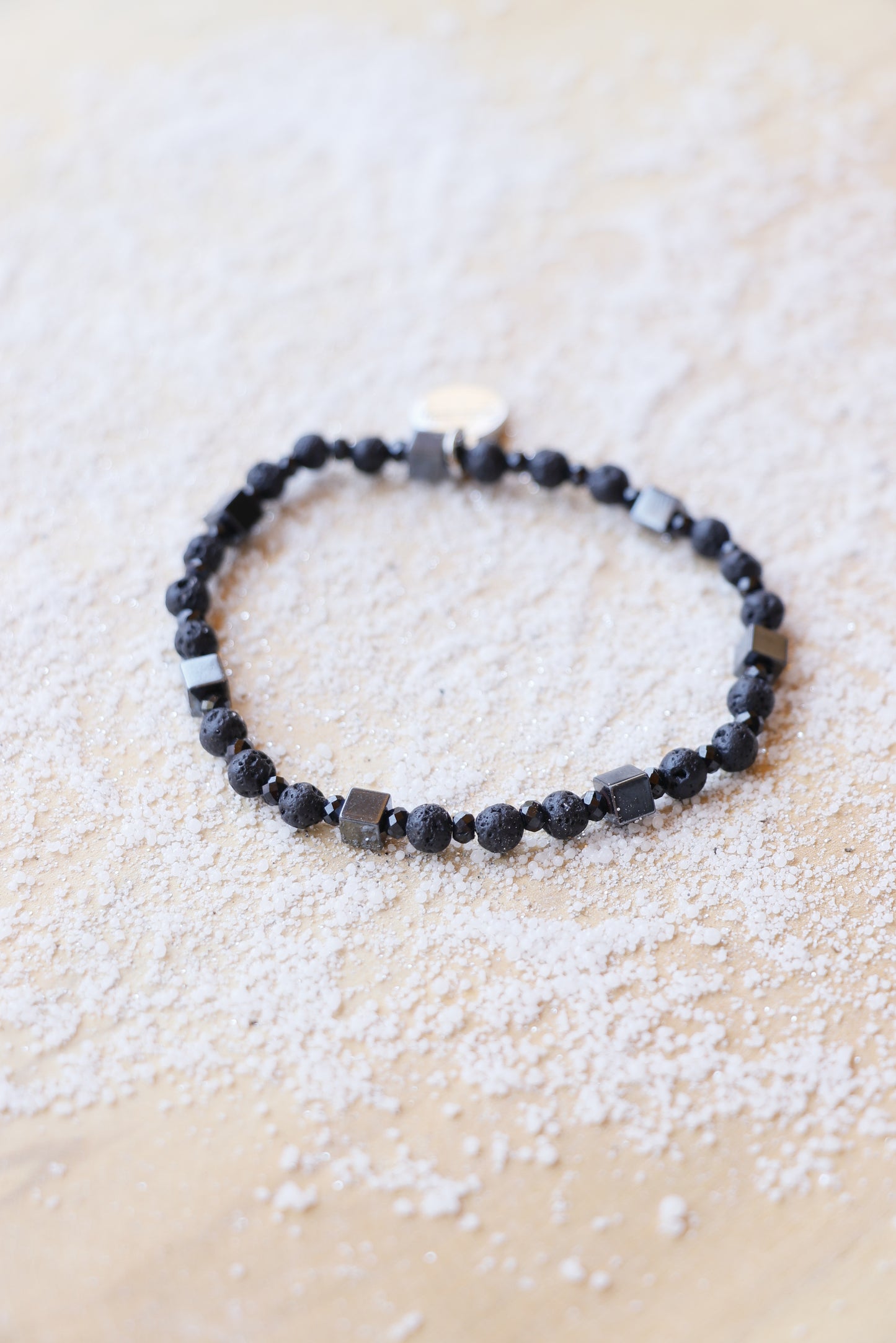 Bracelet KĀLA en Pierre de Lave & Hématite – Stabilité, courage & ancrage vital