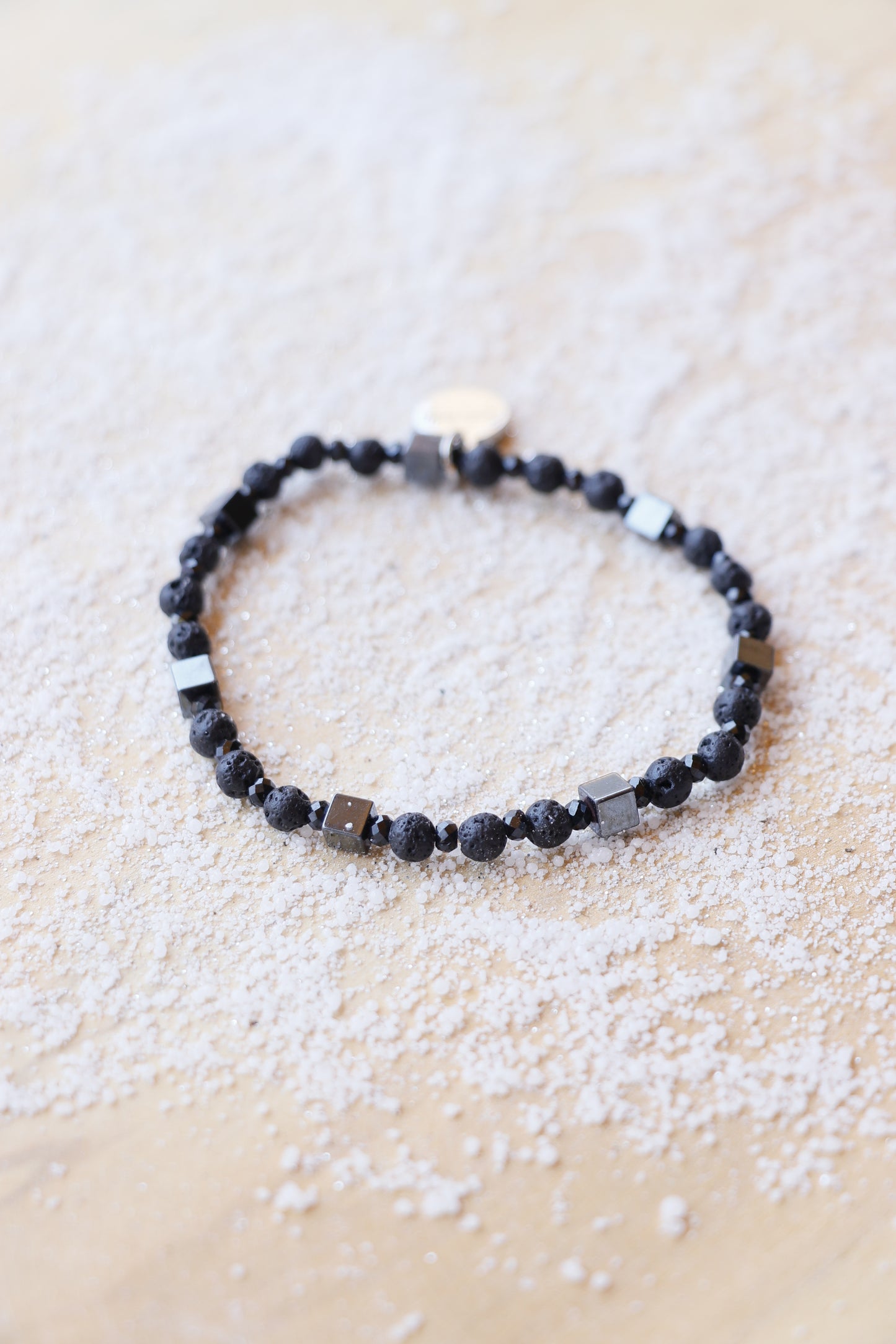 Bracelet KĀLA en Pierre de Lave & Hématite – Stabilité, courage & ancrage vital