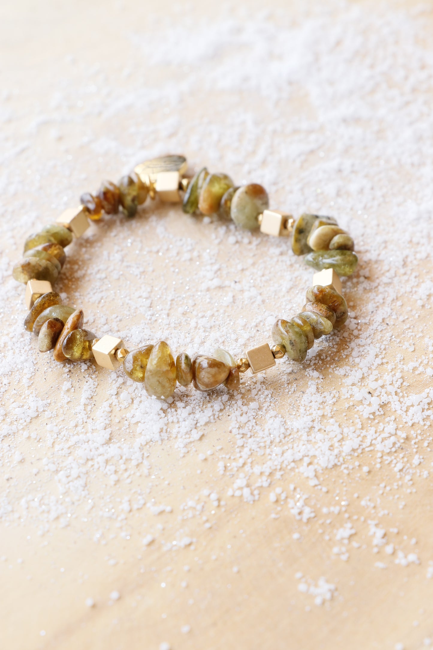 Bracelet UTTHĀNA en Grenat Vert – Renouveau & Équilibre Émotionnel