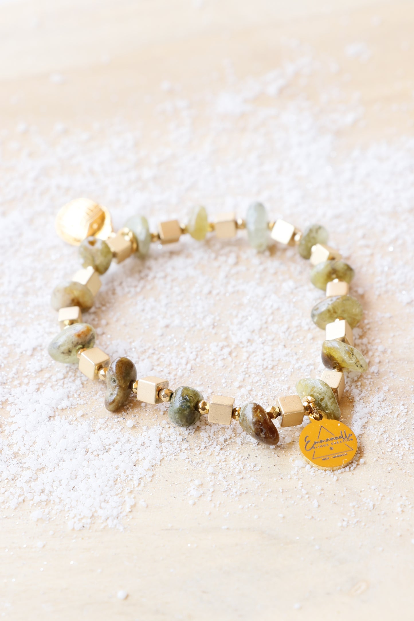 Bracelet positive énergie UTTHANA | pendentif scarabée - Renouveau & Équilibre Émotionnel en grenat vert