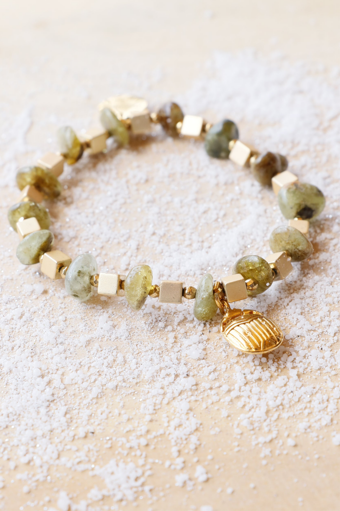 Bracelet positive énergie UTTHANA | pendentif scarabée - Renouveau & Équilibre Émotionnel en grenat vert