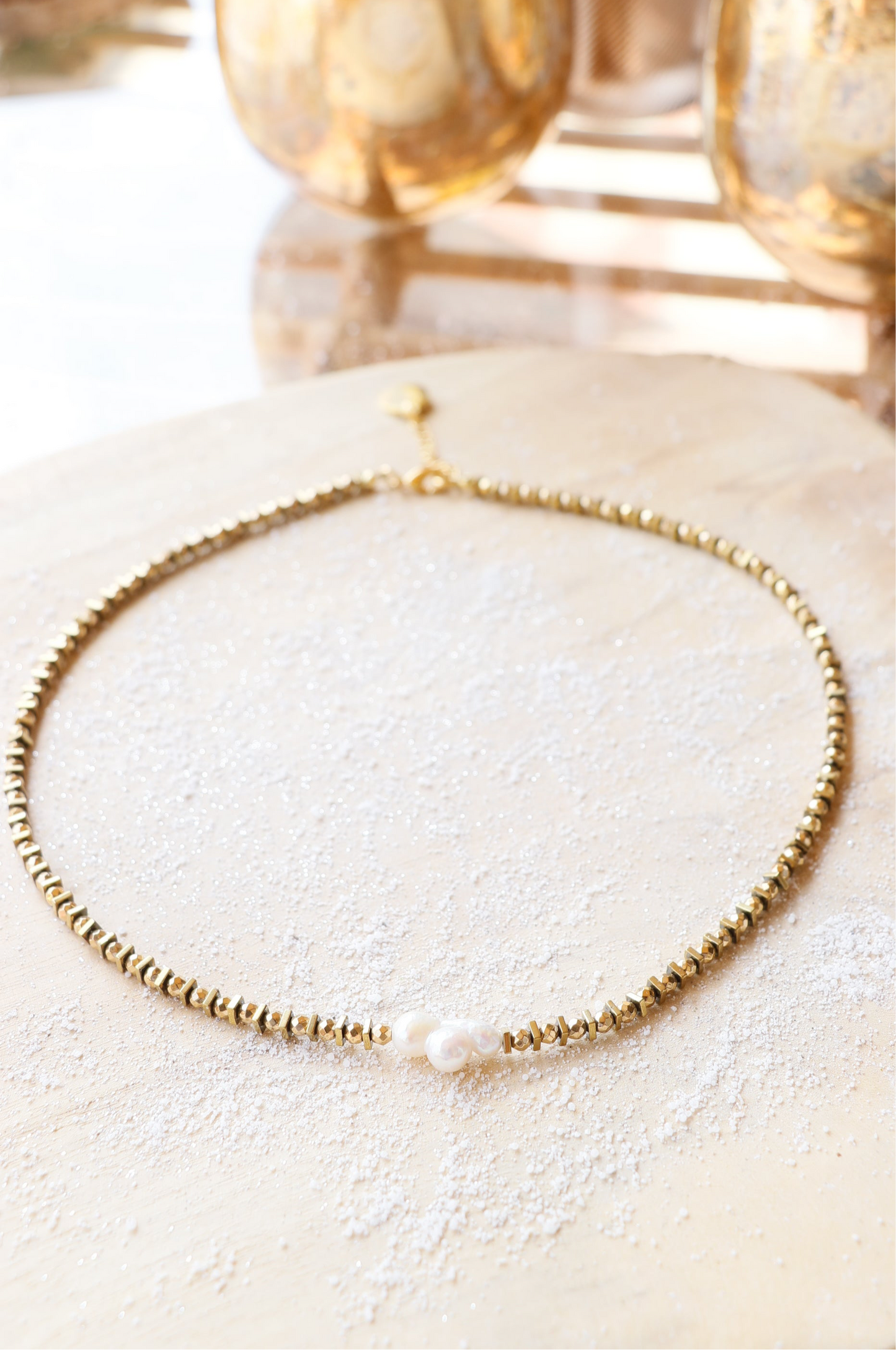 Collier pendentif cœur & perle orient blanc DHĀRAṆĀ stabilité et ancrage émotionnel en hématite plaquée or