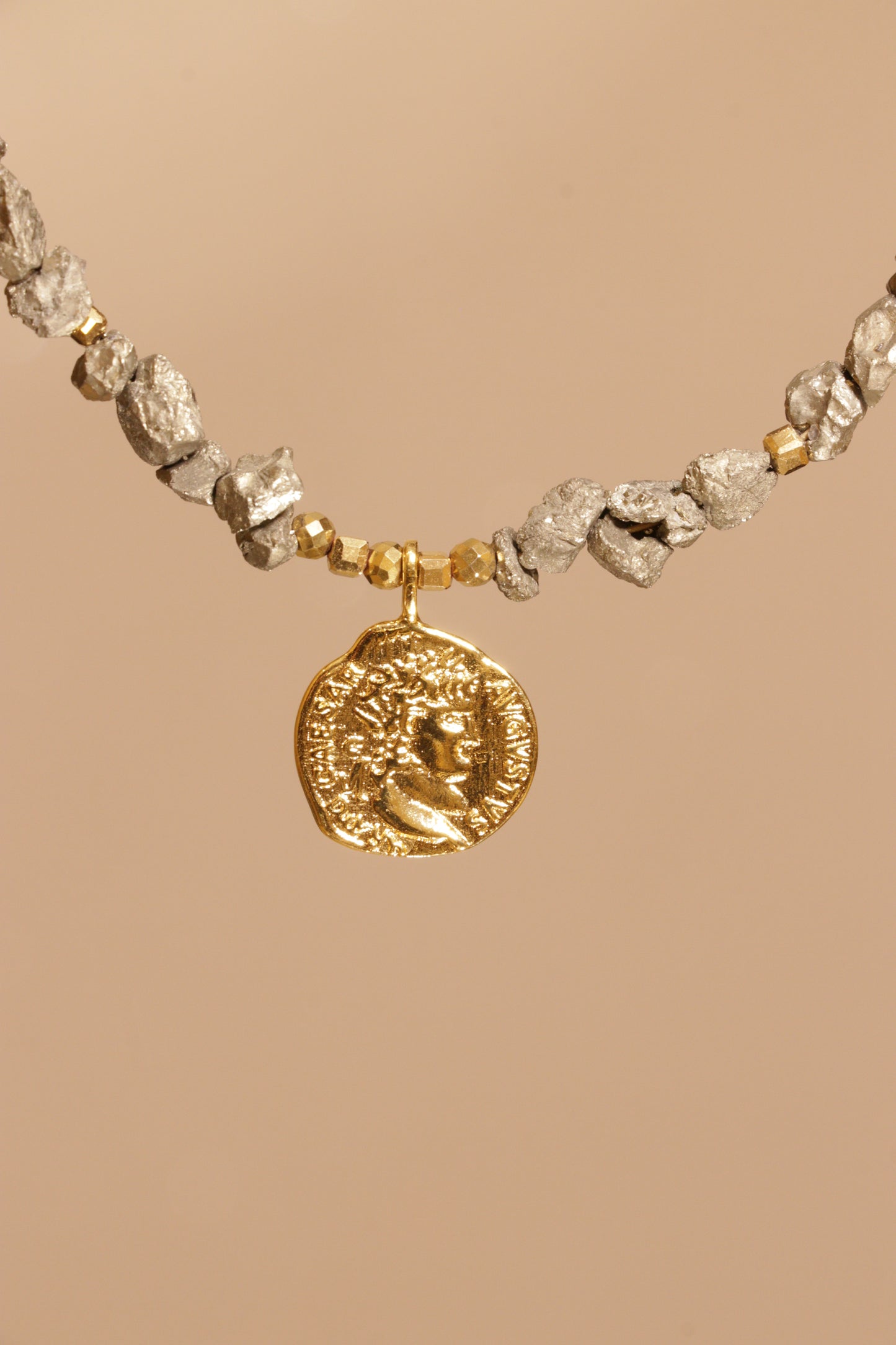 Collier tour de cou VIBHUTI en Pyrite – Force Intérieure & Rayonnement Personnel