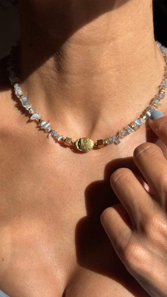 ÉGIDE — Collier Tour de Cou en Labradorite avec Scarabée | Protection