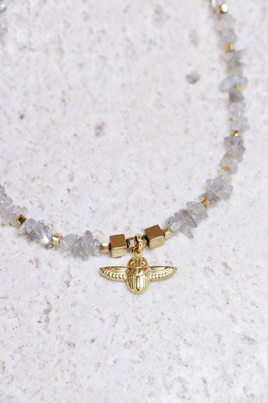 Collier Tour de Cou en Labradorite Pendentif Scarabée – 45 cm