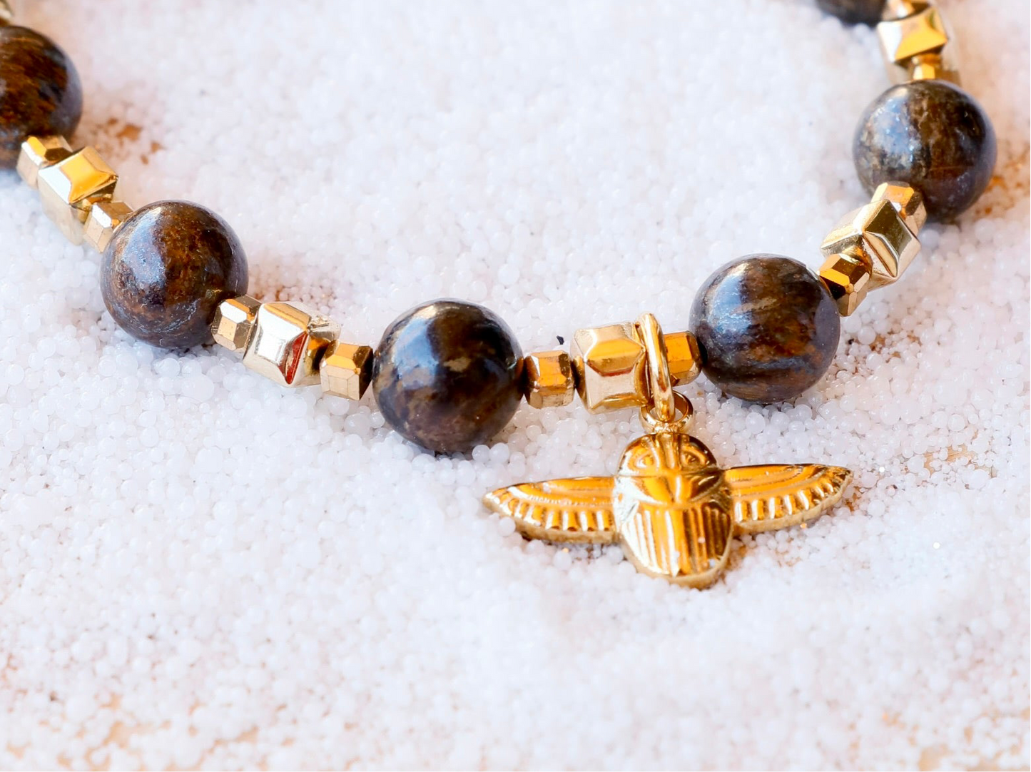 Bracelet pendentif scarabée ailé SADHANA – Protection & Stabilité en Bronzite