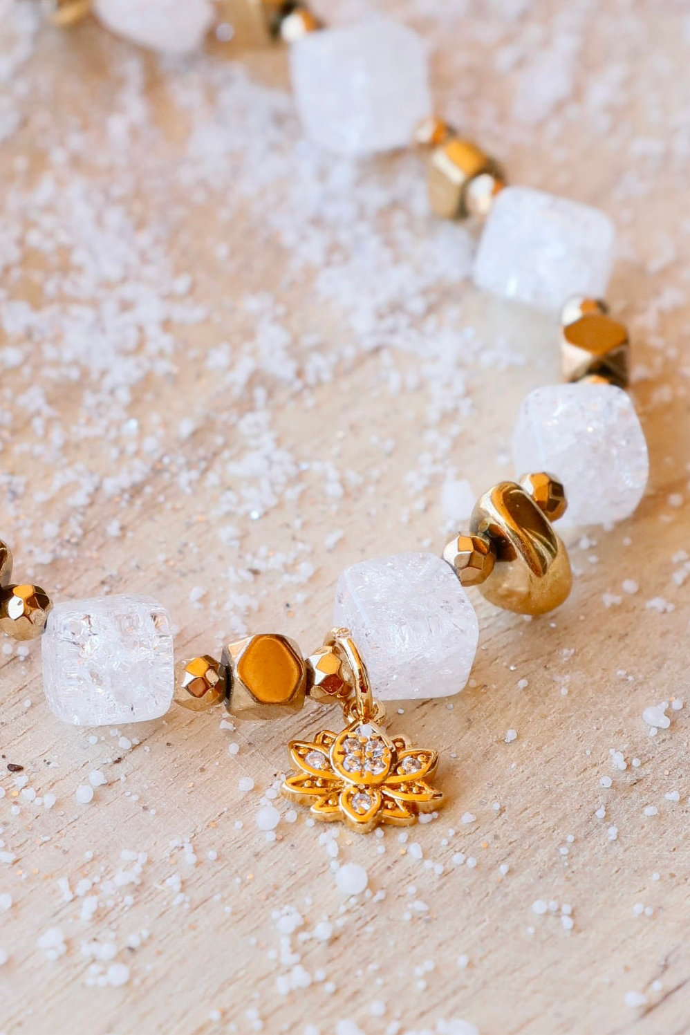 Bracelet SHUBHRA en Quartz Givré pendentif lotus – Clarté Intérieure & Lâcher-Prise