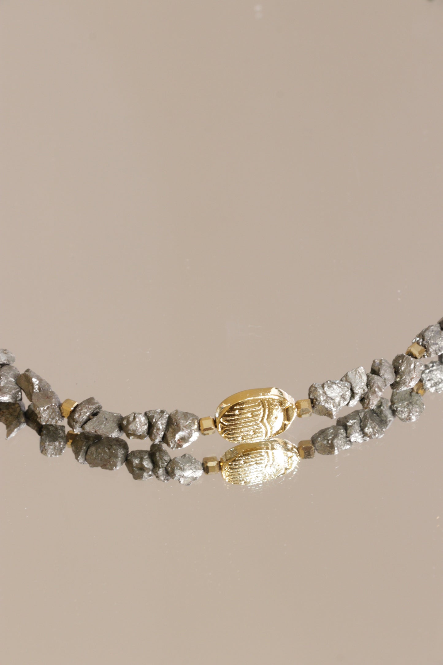 Collier tour de cou VIBHUTI en Pyrite pendentif scarabée  – Force Intérieure & Rayonnement Personnel