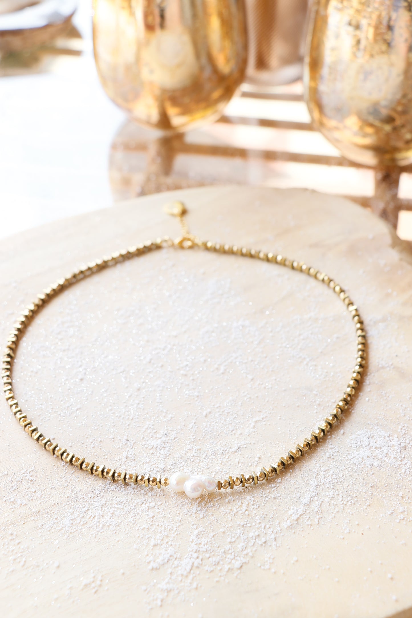Collier pendentif cœur & perle orient blanc DHĀRAṆĀ stabilité et ancrage émotionnel en hématite plaquée or