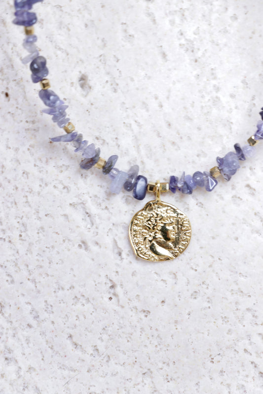 Collier Tour de Cou en Iolite pendentif pièce romaine – L'Intuition Éclairée & clarté mentale