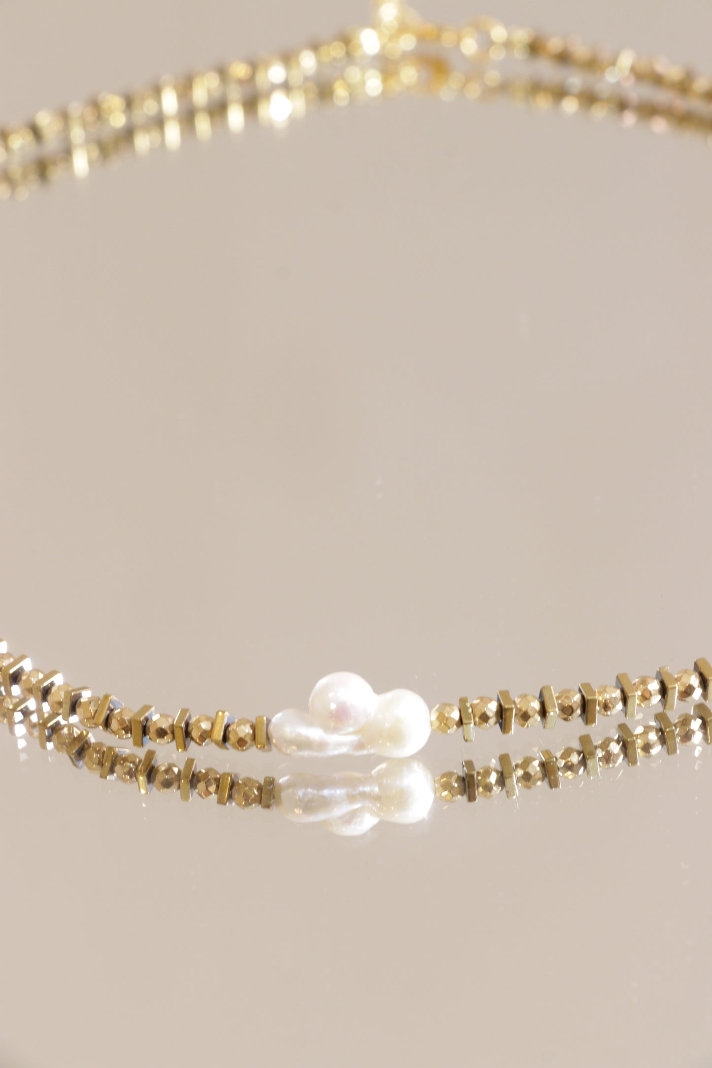 Collier pendentif cœur & perle orient blanc DHĀRAṆĀ stabilité et ancrage émotionnel en hématite plaquée or