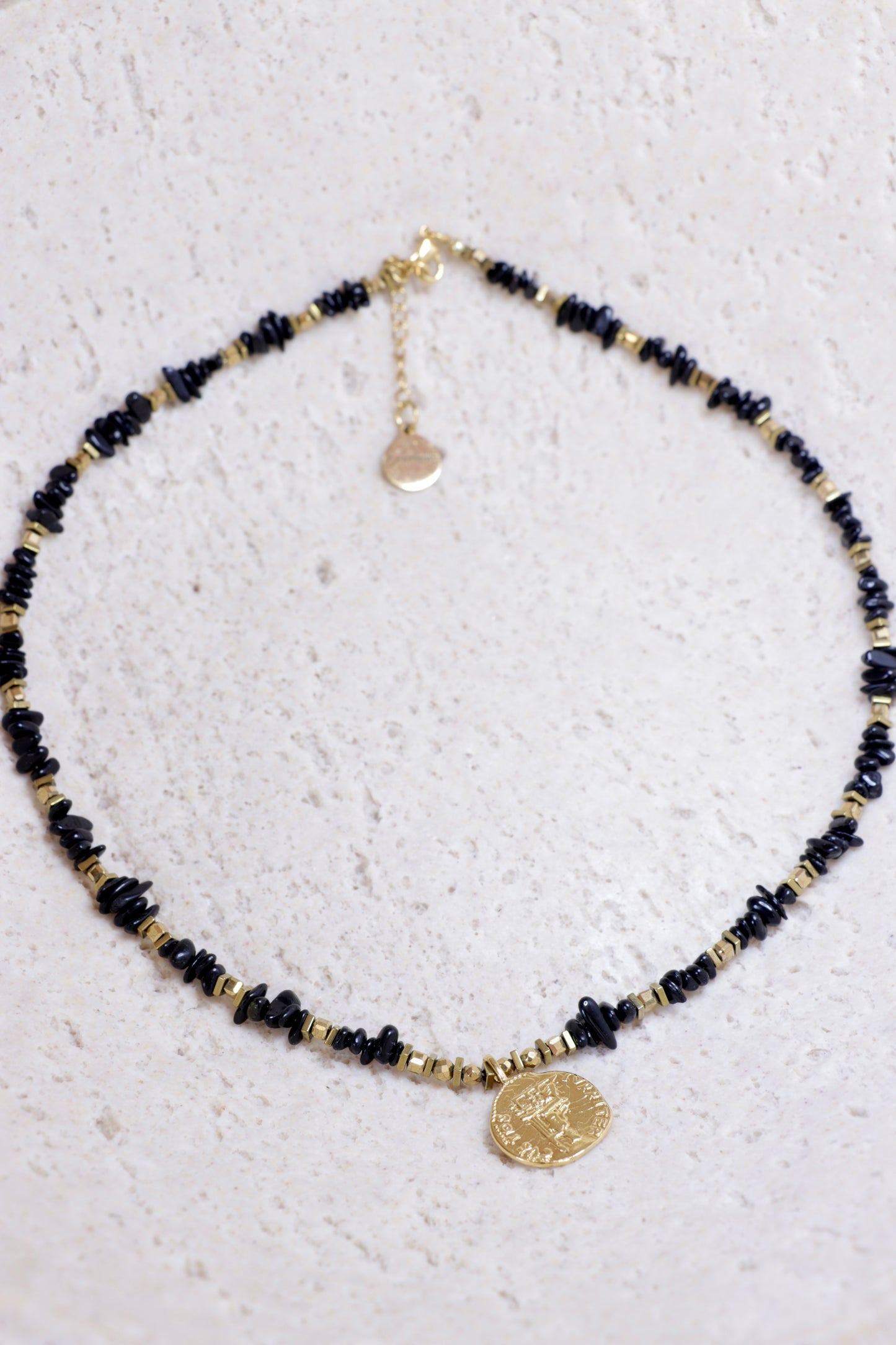 ÉGIDE - Collier Tour de Cou en Tourmaline Noire avec Pièce Romaine | PROTECTION