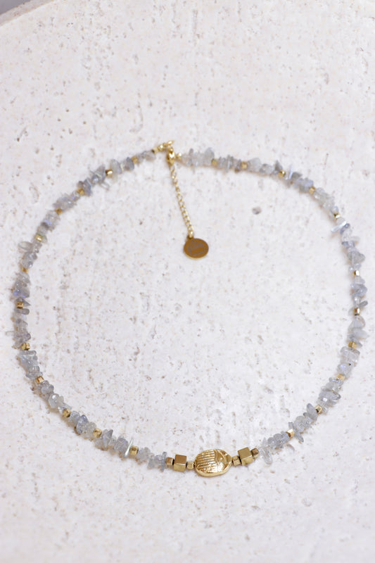 Collier Tour de Cou Signature en Labradorite pendentif scarabée plaqué or – 45 cm