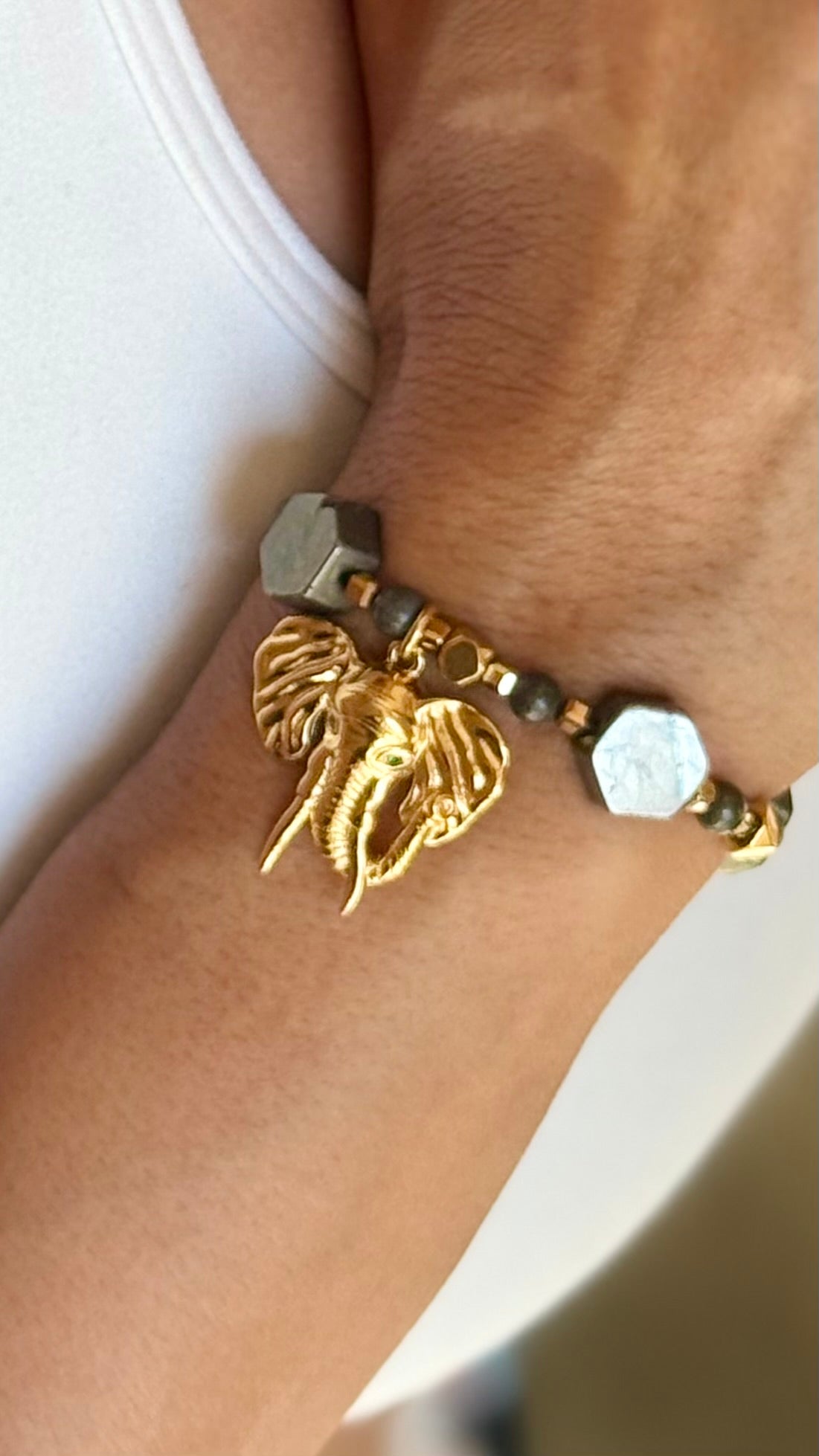 LUMEN — Bracelet en Pyrite Pendentif Éléphant | Abondance & Opportunités