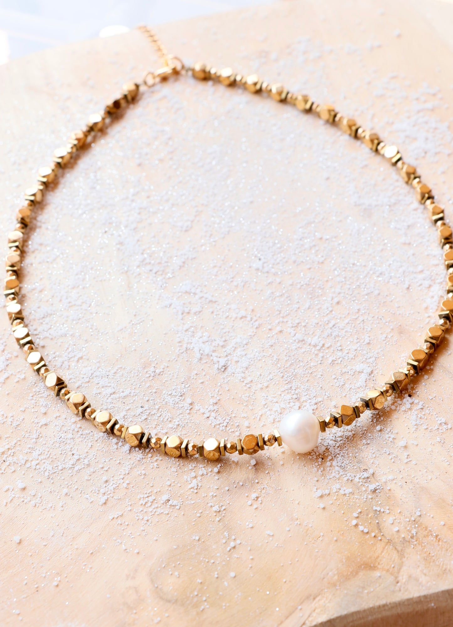 Collier tour de cou perle orient blanc DHĀRAṆĀ stabilité et ancrage émotionnel en hématite plaquée or