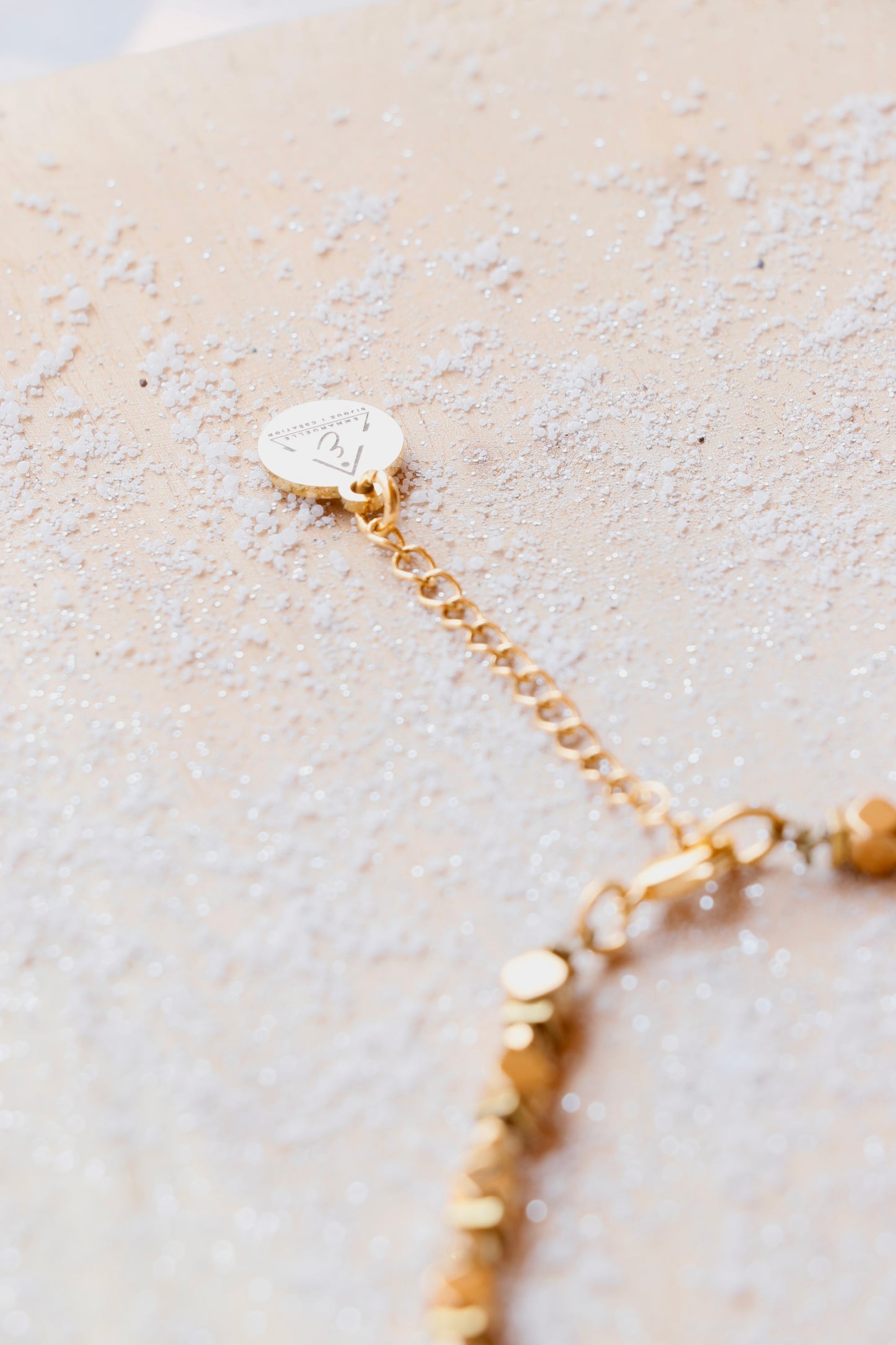 Collier pendentif cœur & perle orient blanc DHĀRAṆĀ stabilité et ancrage émotionnel en hématite plaquée or
