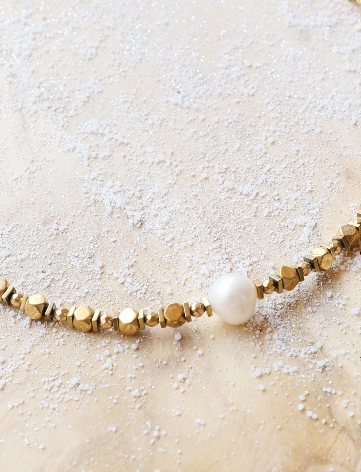 Collier tour de cou perle orient blanc DHĀRAṆĀ stabilité et ancrage émotionnel en hématite plaquée or