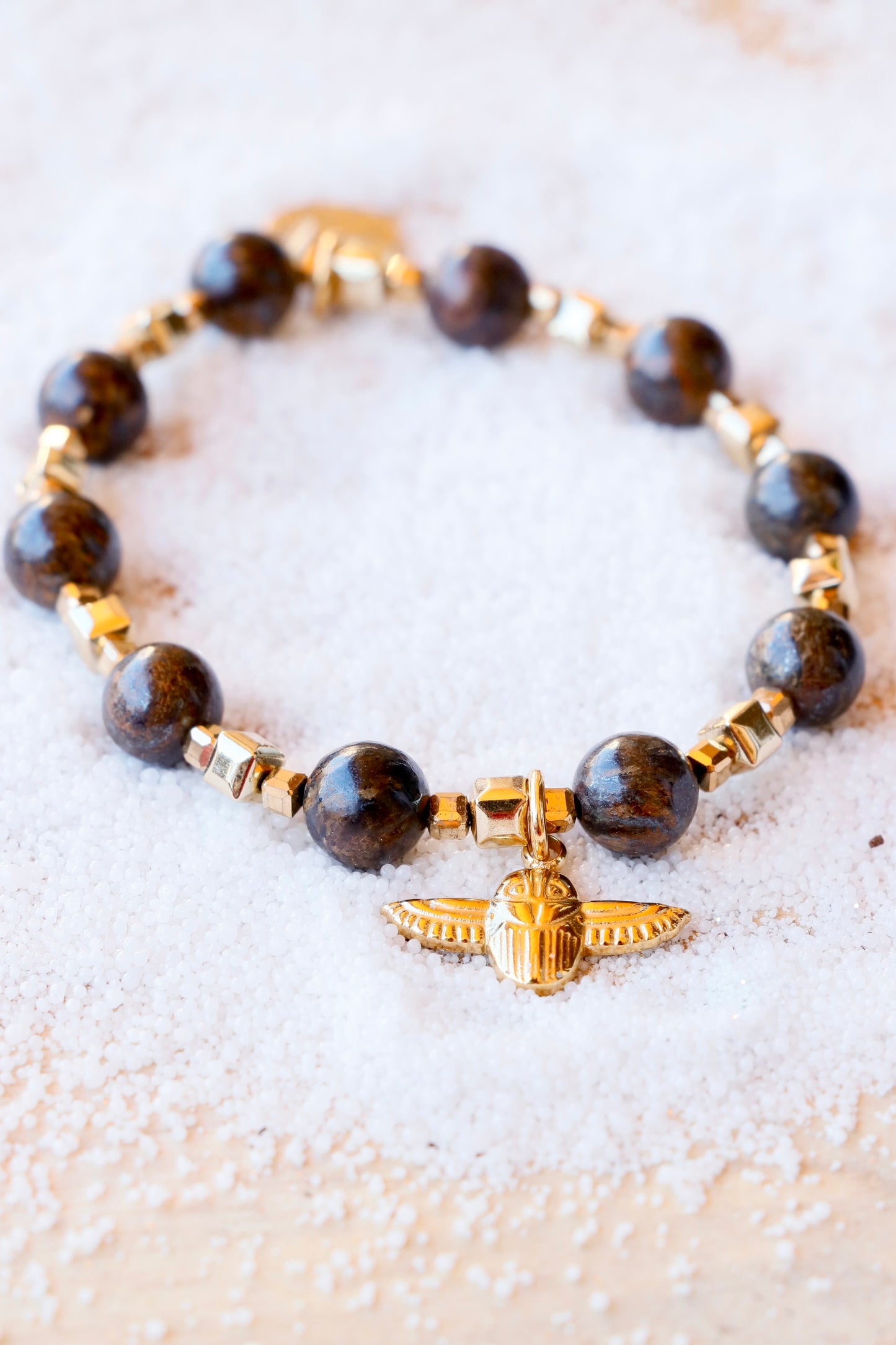 Bracelet pendentif scarabée ailé SADHANA – Protection & Stabilité en Bronzite