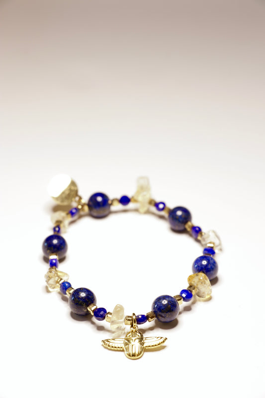 Bracelet SATYA en Lapis Lazuli pendentif scarabée ✧ Je parle avec calme et confiance