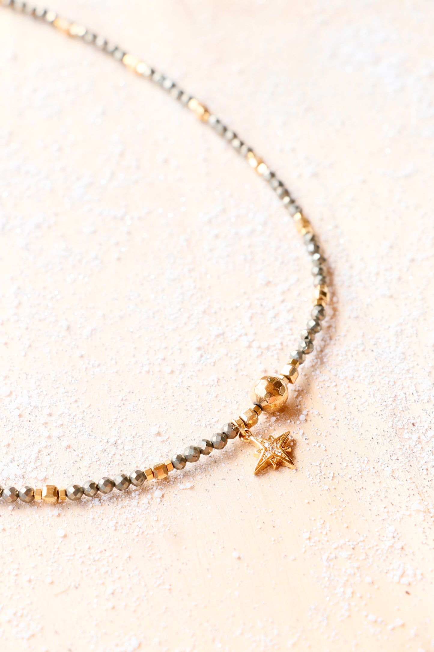 Collier tour de cou VIBHUTI en Pyrite – Force Intérieure & Rayonnement Personnel