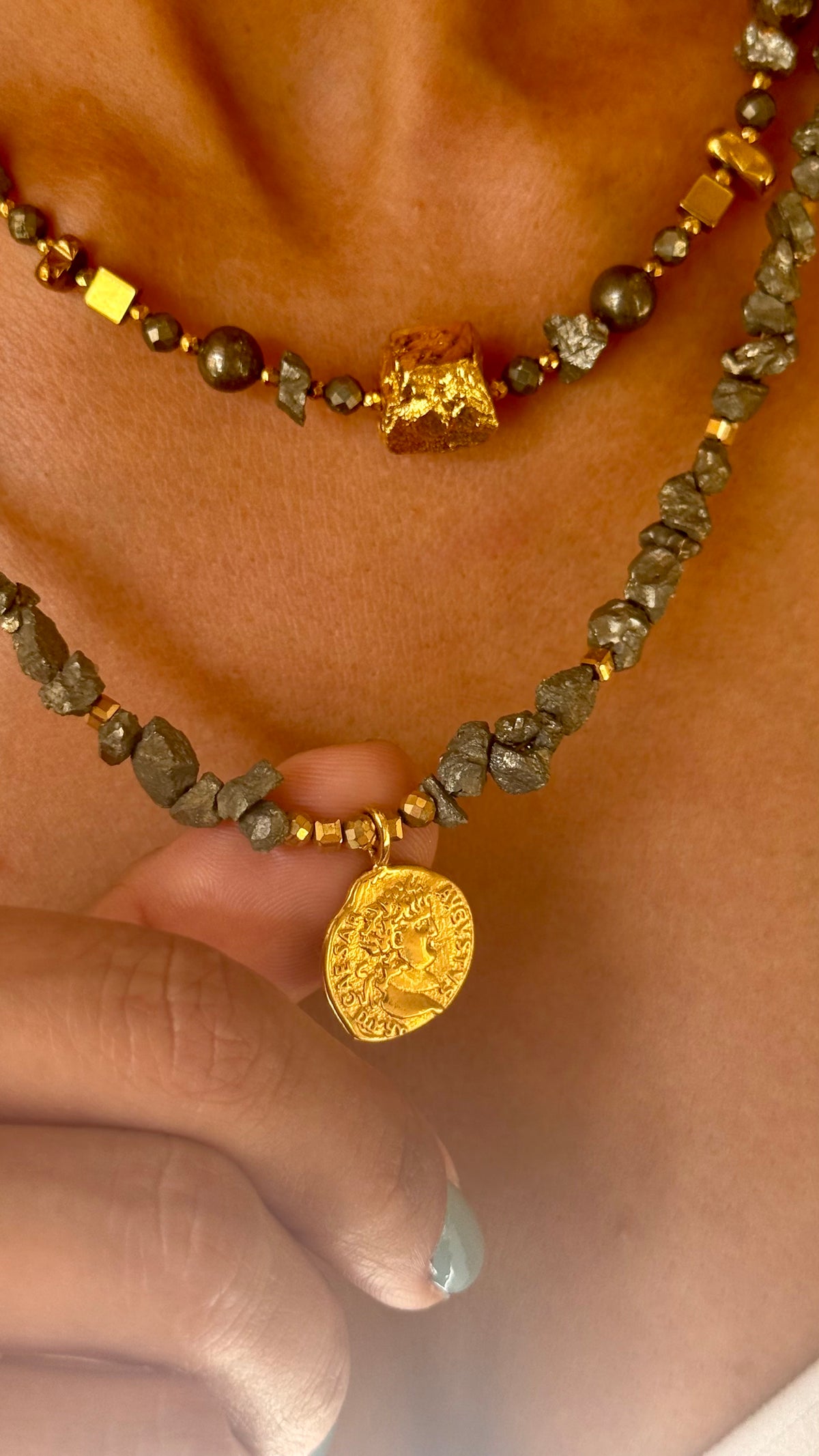 LUMEN — Collier Tour de Cou en Pyrite pendentif pièce romaine | Abondance & Opportunités