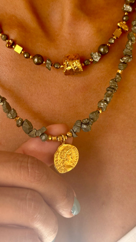 LUMEN — Collier Tour de Cou en Pyrite pendentif pièce romaine | Abondance & Opportunités