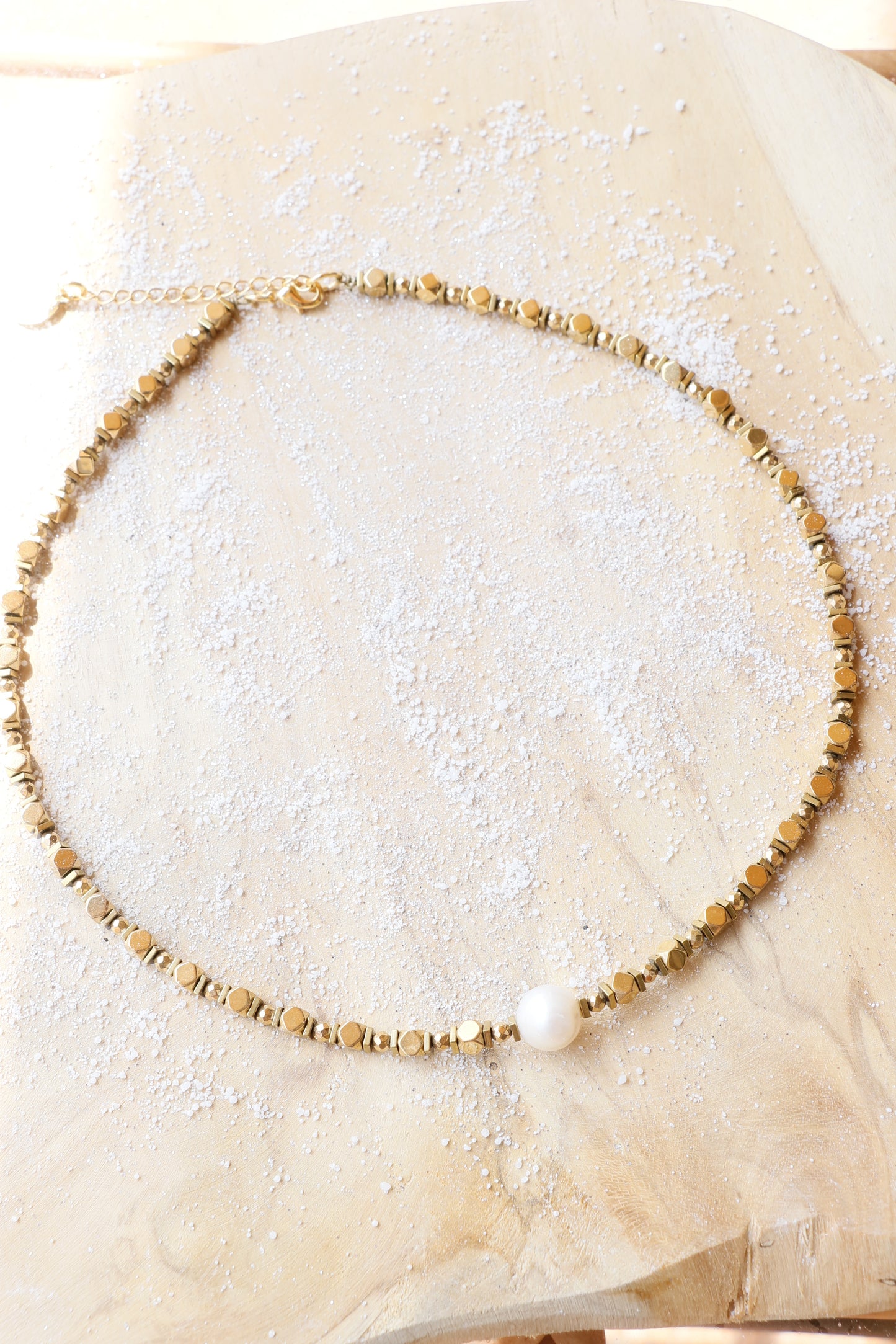 Collier tour de cou perle orient blanc DHĀRAṆĀ stabilité et ancrage émotionnel en hématite plaquée or