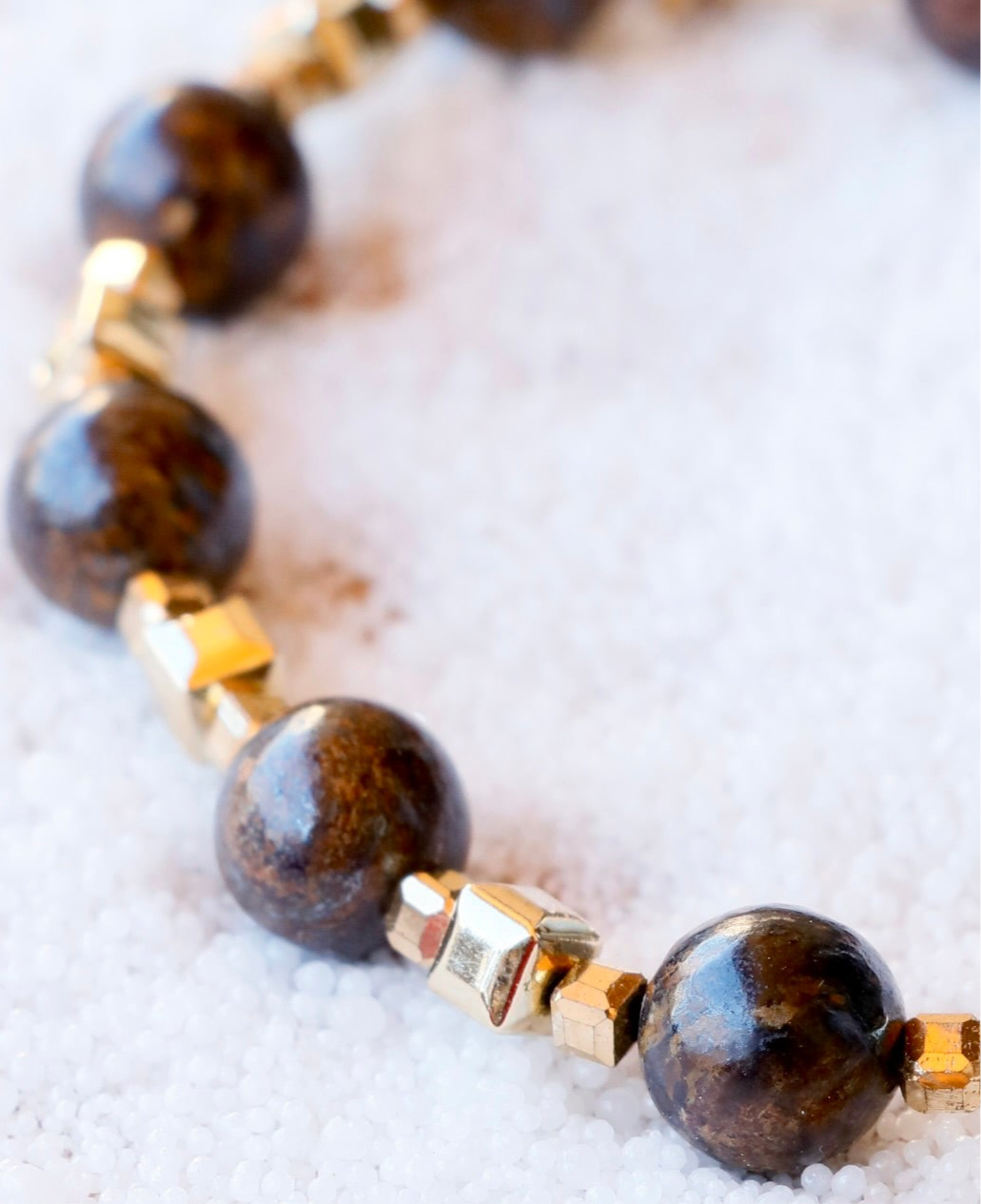 Bracelet pendentif scarabée ailé SADHANA – Protection & Stabilité en Bronzite