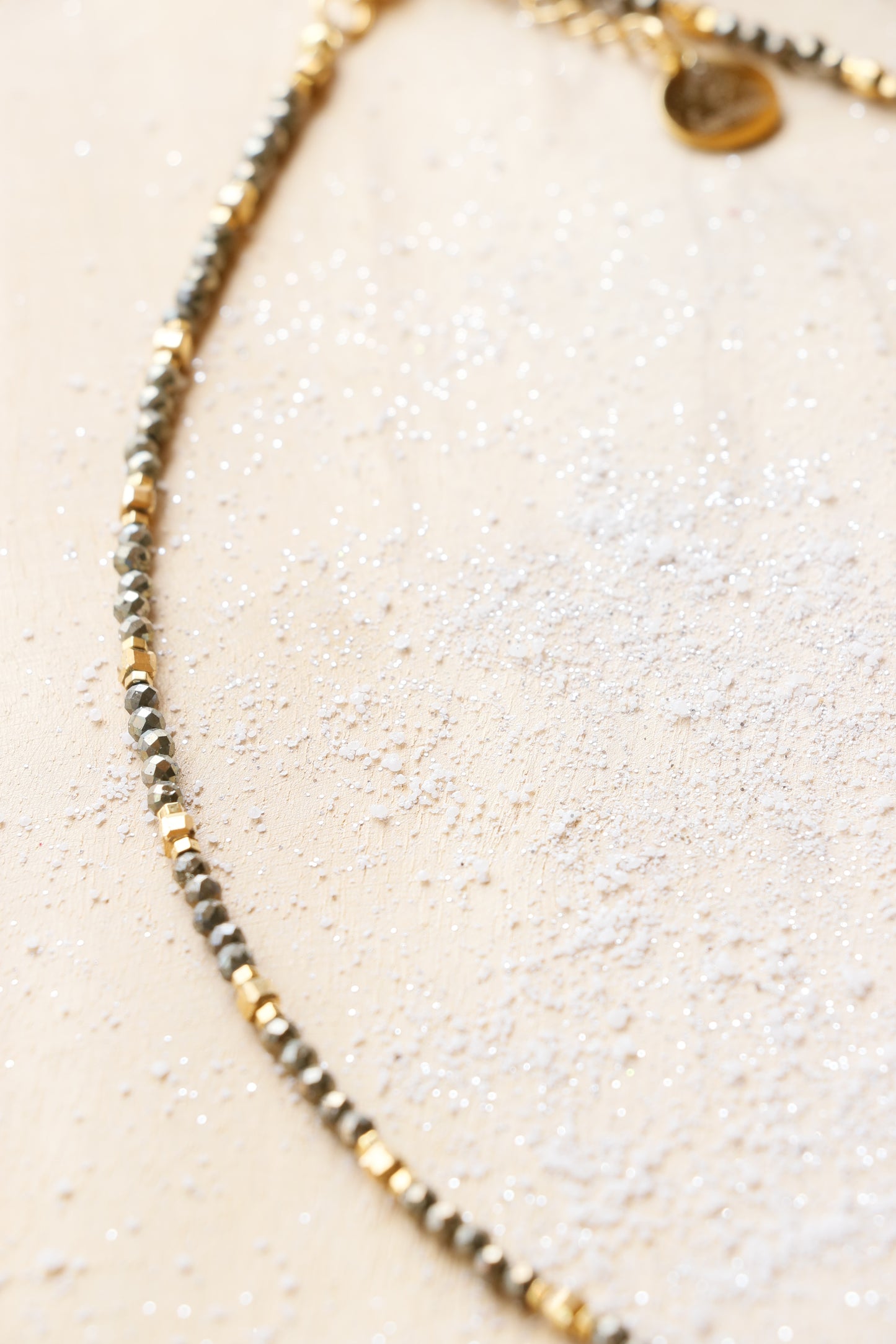 Collier tour de cou VIBHUTI en Pyrite – Force Intérieure & Rayonnement Personnel