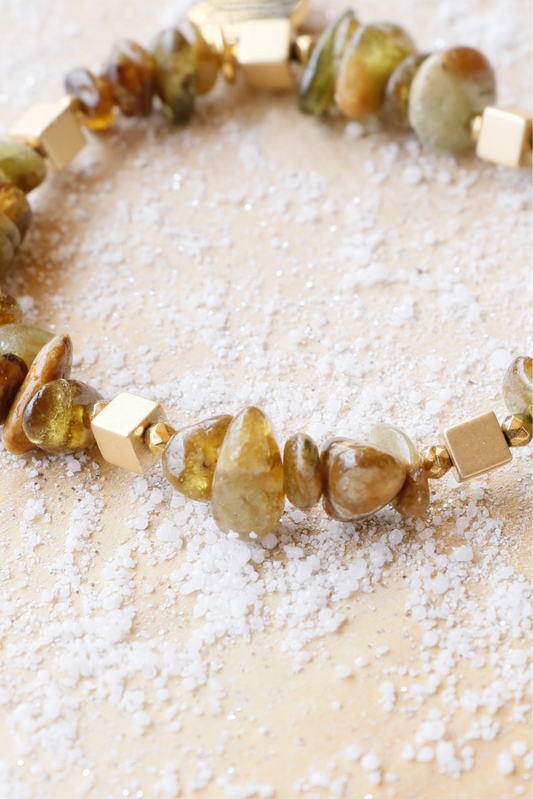 Bracelet UTTHĀNA en Grenat Vert – Renouveau & Équilibre Émotionnel