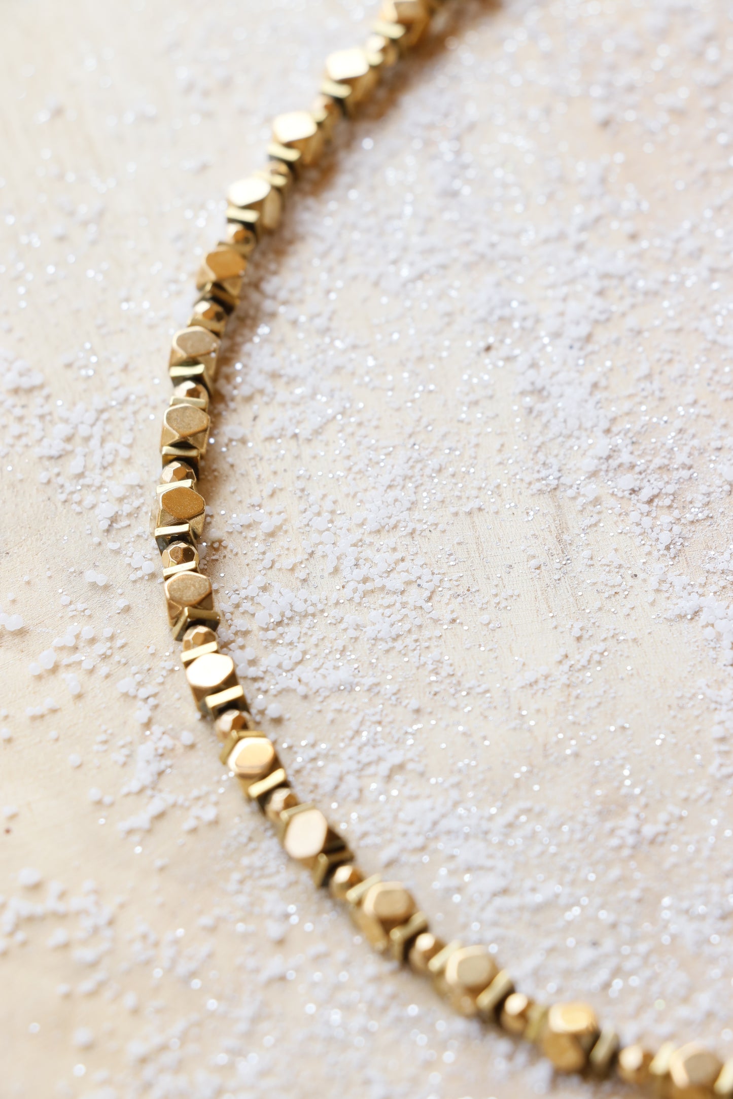 Collier tour de cou perle orient blanc DHĀRAṆĀ stabilité et ancrage émotionnel en hématite plaquée or