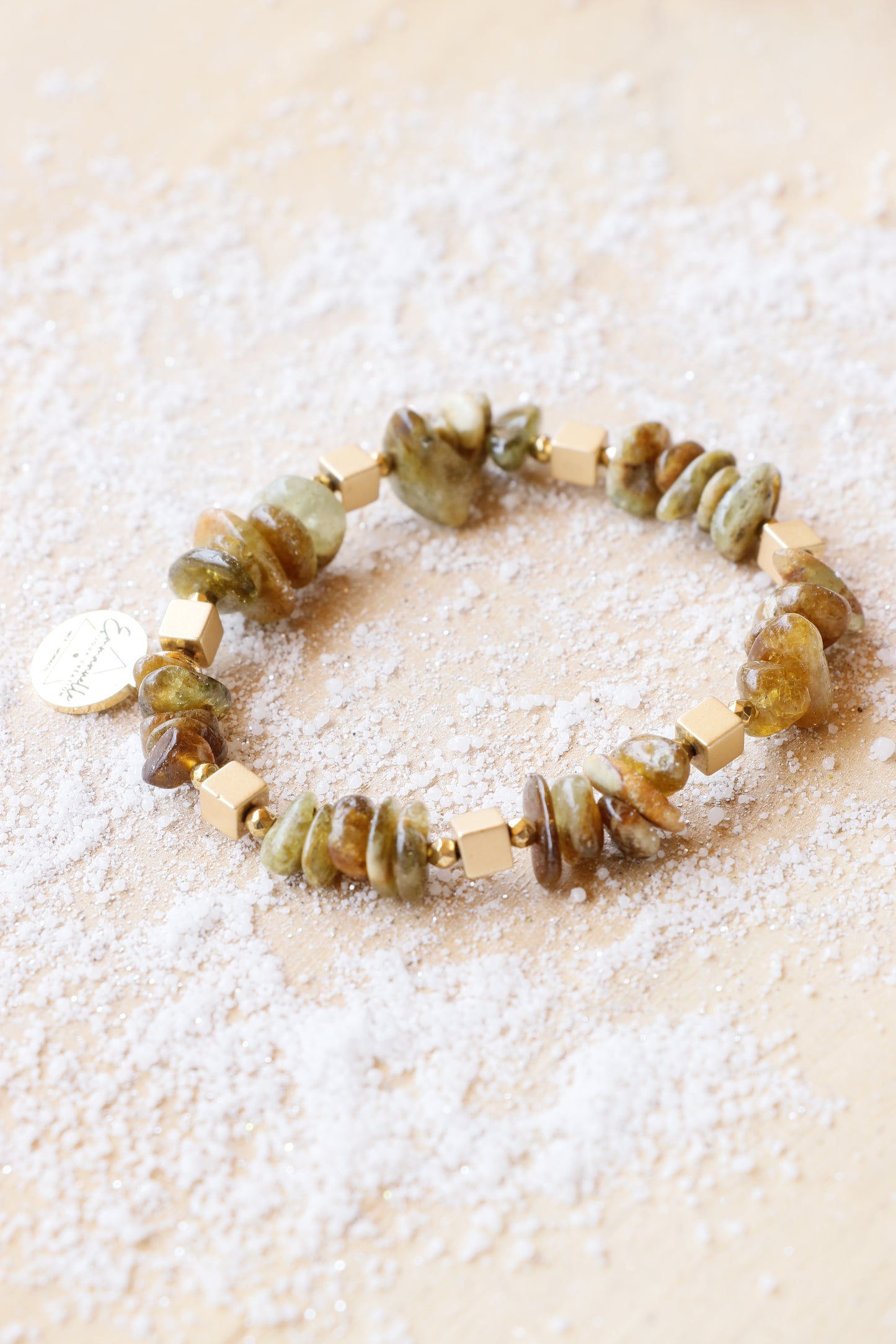 Bracelet UTTHĀNA en Grenat Vert – Renouveau & Équilibre Émotionnel