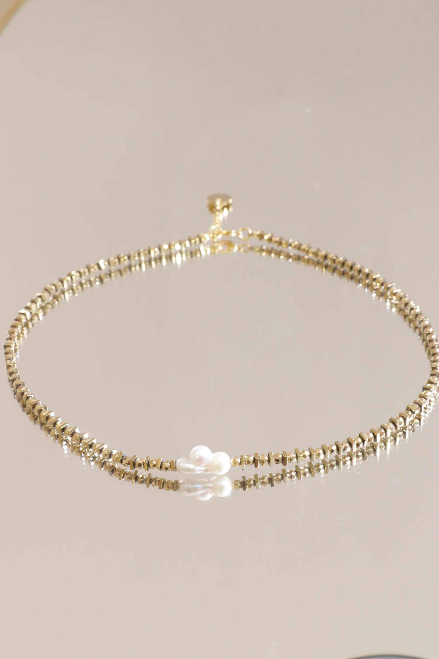 Collier pendentif cœur & perle orient blanc DHĀRAṆĀ stabilité et ancrage émotionnel en hématite plaquée or