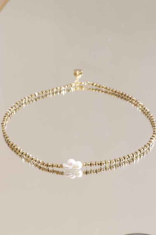 Collier pendentif cœur & perle orient blanc DHĀRAṆĀ stabilité et ancrage émotionnel en hématite plaquée or