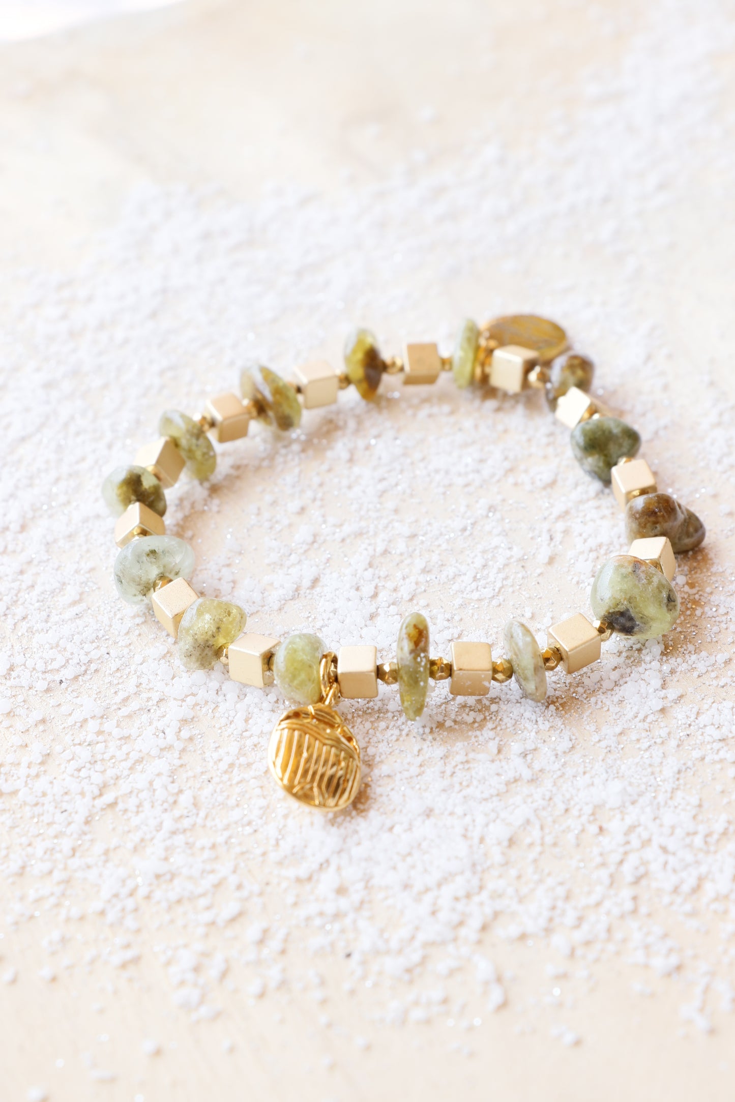 Bracelet positive énergie UTTHANA | pendentif scarabée - Renouveau & Équilibre Émotionnel en grenat vert