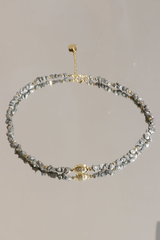 Collier Tour de cou VIBHUTI en pyrite pendentif scarabée  ✧︎ Je suis organisée et créative