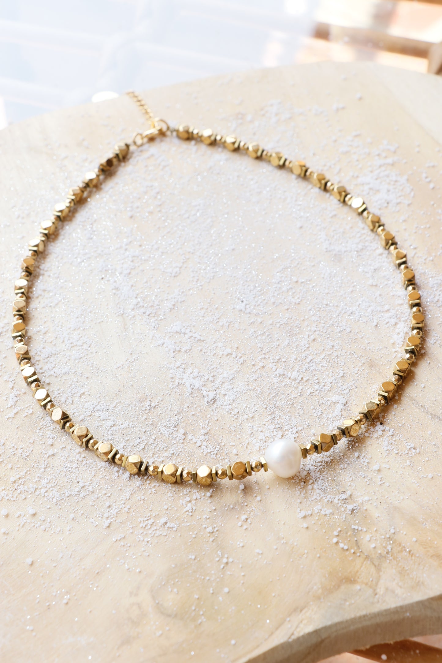 Collier tour de cou perle orient blanc DHĀRAṆĀ stabilité et ancrage émotionnel en hématite plaquée or