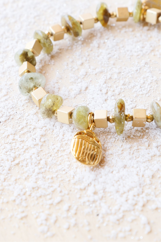 Bracelet positive énergie UTTHANA | pendentif scarabée - Renouveau & Équilibre Émotionnel en grenat vert