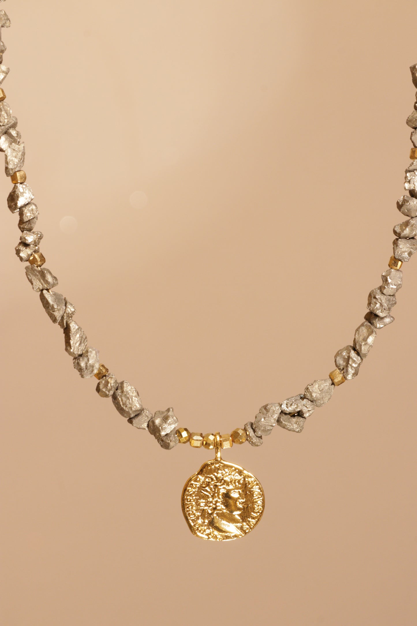 Collier tour de cou VIBHUTI en Pyrite – Force Intérieure & Rayonnement Personnel