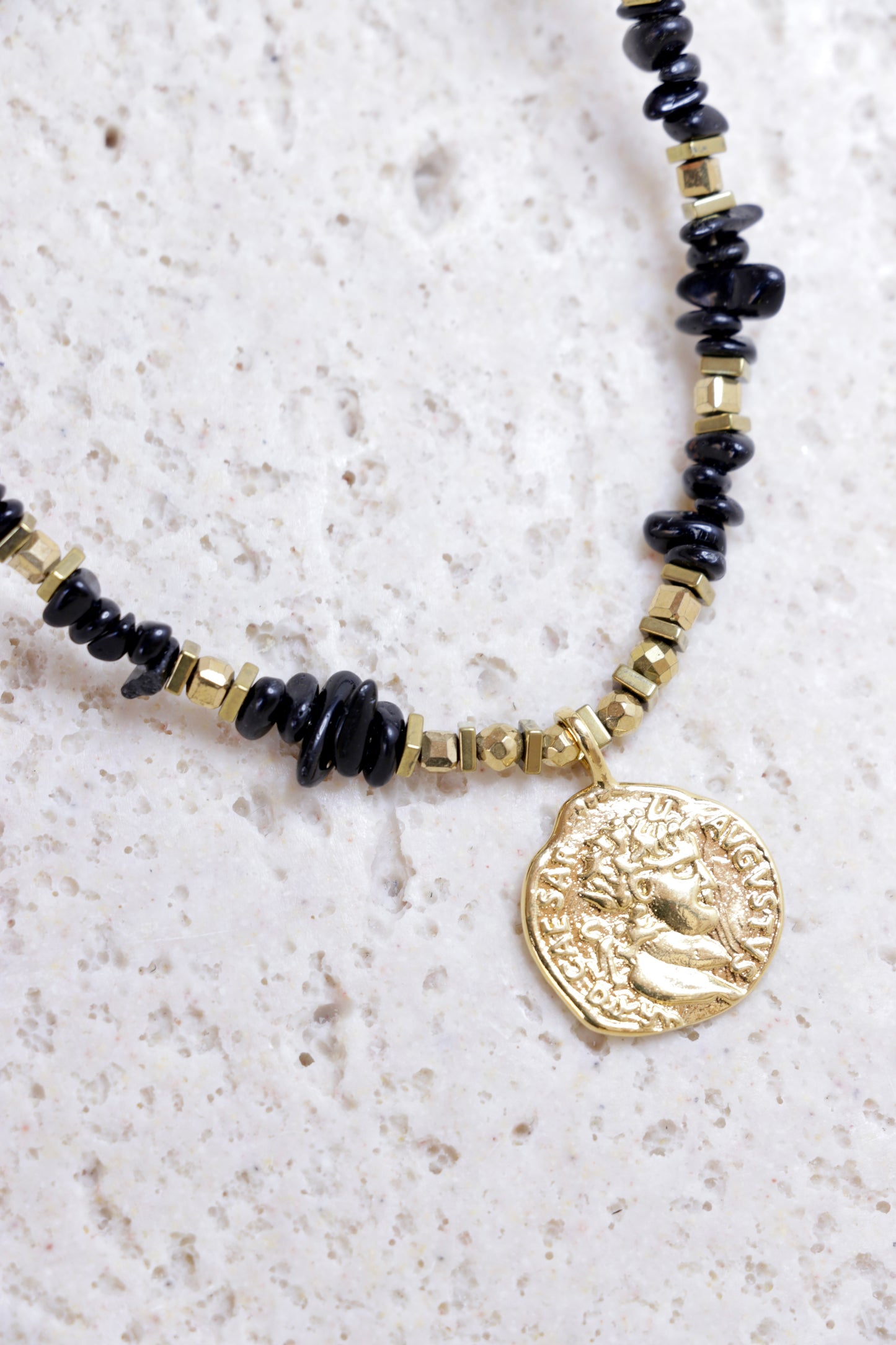 ÉGIDE - Collier Tour de Cou en Tourmaline Noire avec Pièce Romaine | PROTECTION