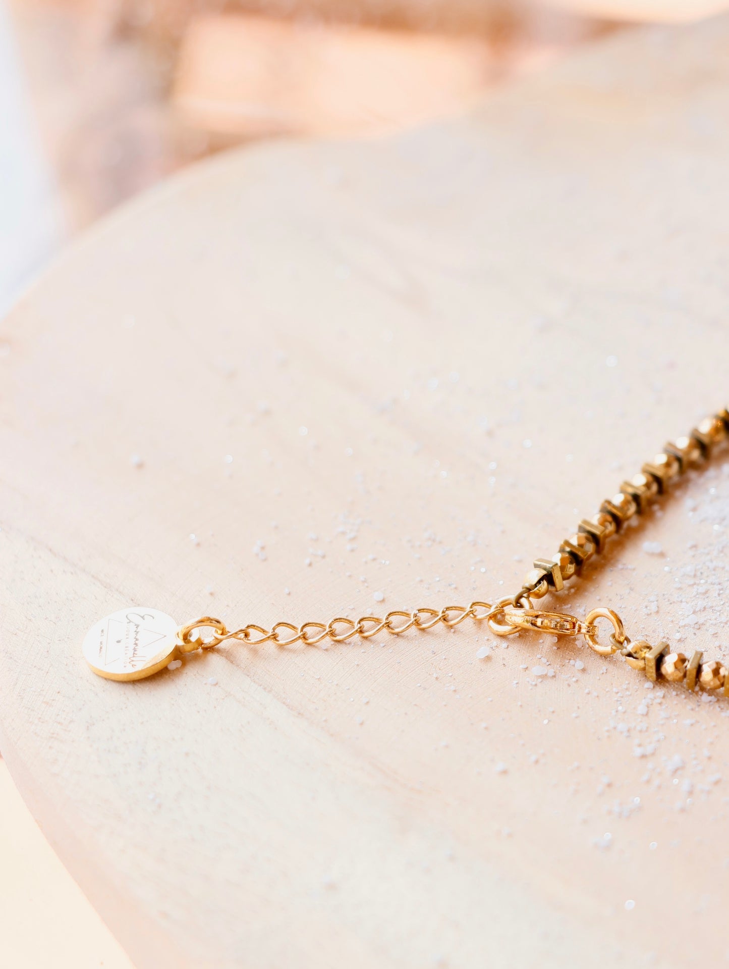 Collier pendentif cœur & perle orient blanc DHĀRAṆĀ stabilité et ancrage émotionnel en hématite plaquée or